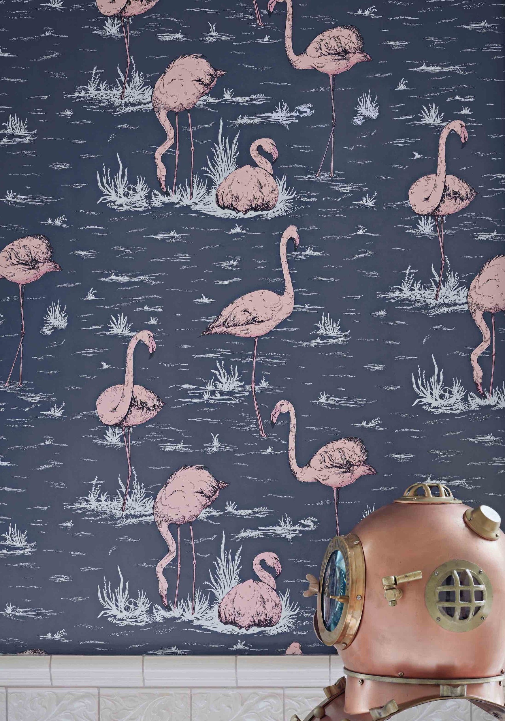 Flamingos - Mørkeblå tapet med lyserøde flamingoer - Cole & Son 112/11041