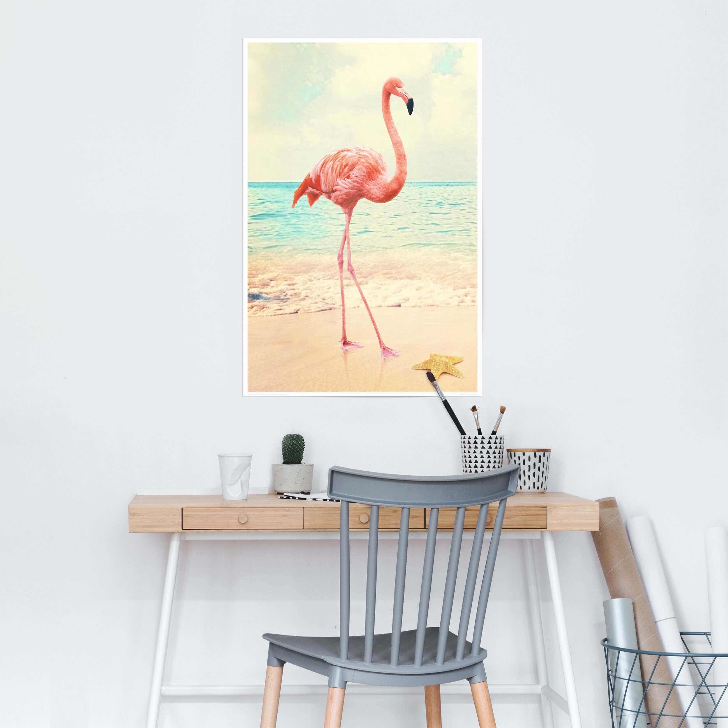 Plakat med Flamingo på stranden 61X91,5cm. - Køb Retro poster billigt online med lyserød flamingo