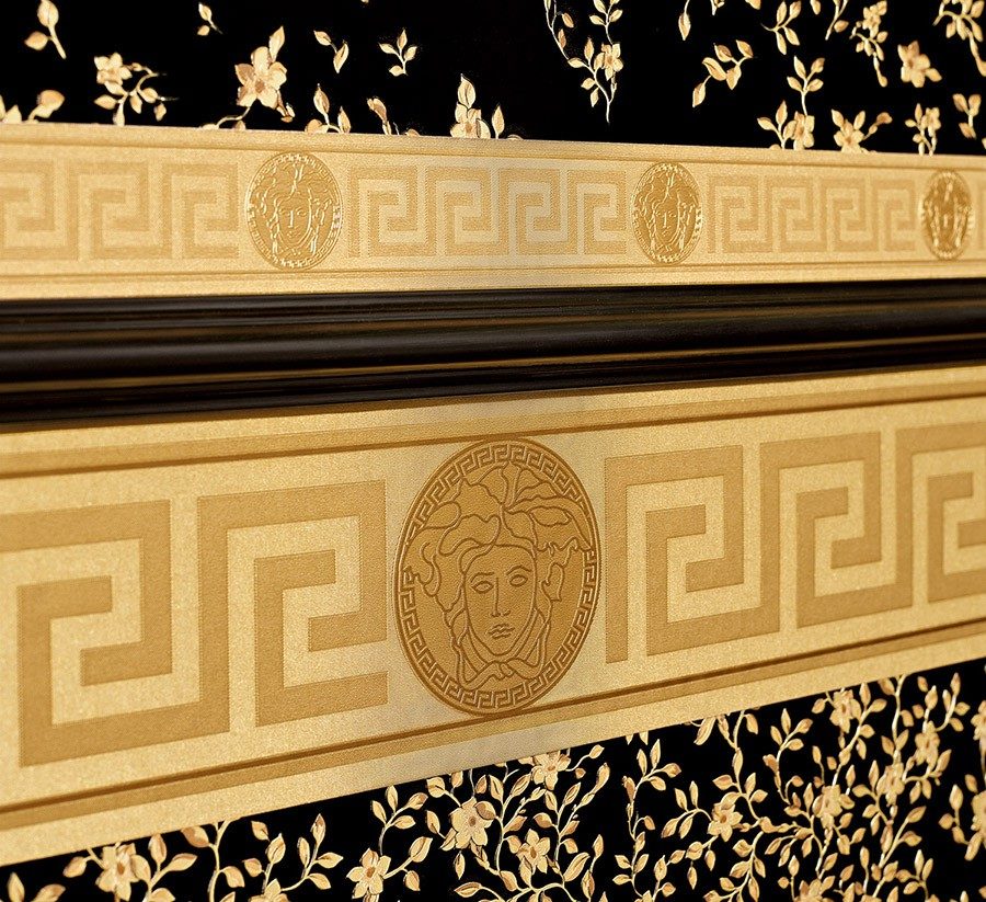 93526-2 Versace smal tapet bort i guld med logoer - Køb tapetbort online