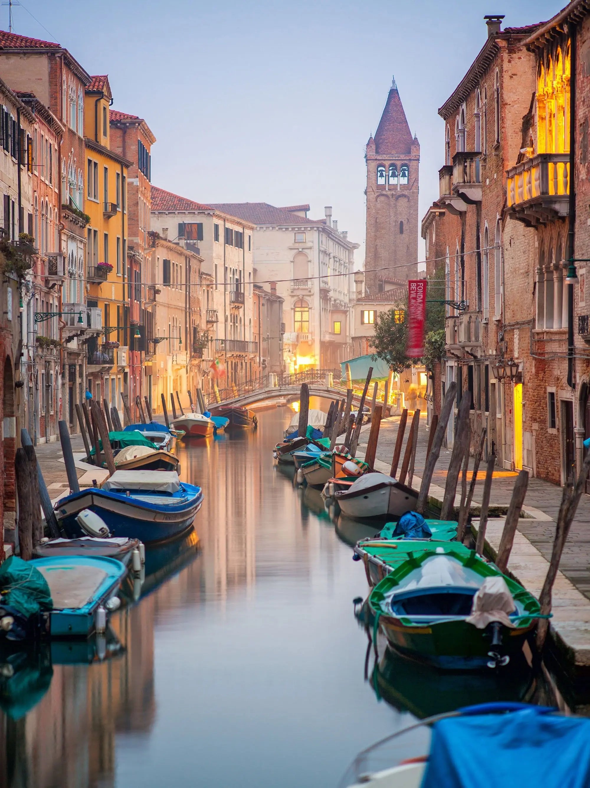 Billede 1 af Fototapet - Aftenstemning ved kanal med både i Venedig, Italien