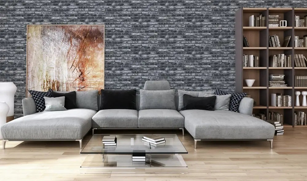 Aged Texture - Slate tapet i en stue med grå sofa og moderne indretning, tilgængelig hos Nicetapet.dk.