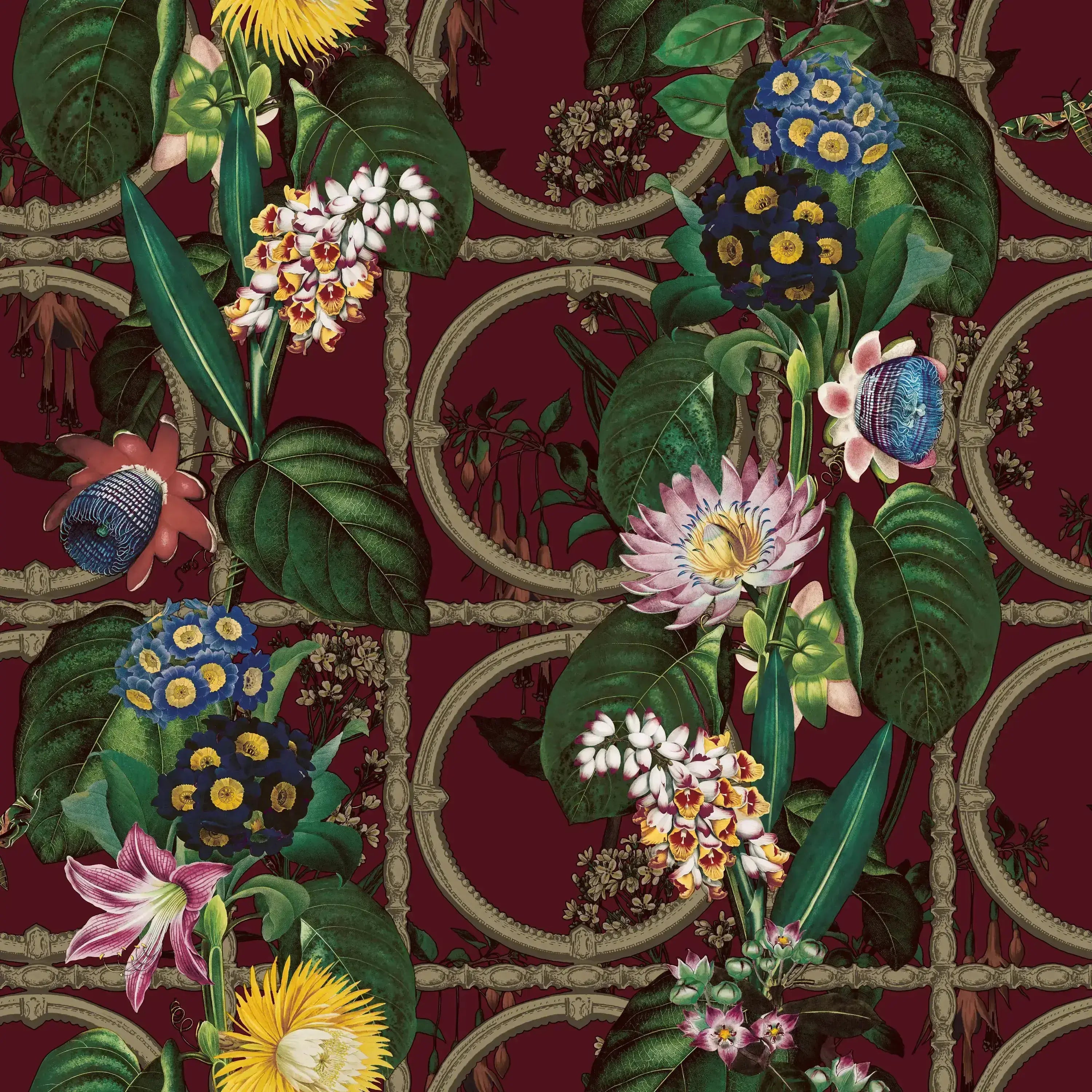 Detaljeret billede af Alata - Burgundy tapet med et tæt mønster af blomster og grønne blade mod en burgundy baggrund.