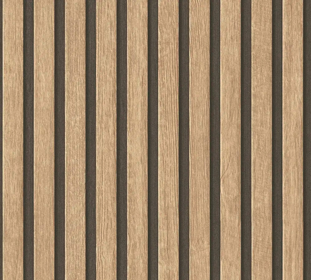 Nærbillede af tapet designet med lodrette striber i egetræslook, Nicetapet.dk. Produktnavn: Alley Stripes - Oak.