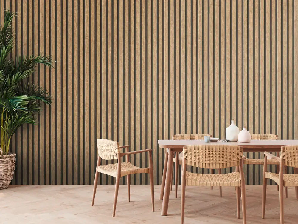 Ruminteriør dekoreret med Alley Stripes - Oak tapet. Viser en spiseplads med egetræsstribet tapet, Nicetapet.dk. Produktnavn: Alley Stripes - Oak.