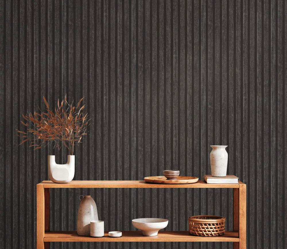 Alley Stripes - Slate tapet anvendt i et rum, med moderne dekorationer foran fra Nicetapet.dk.