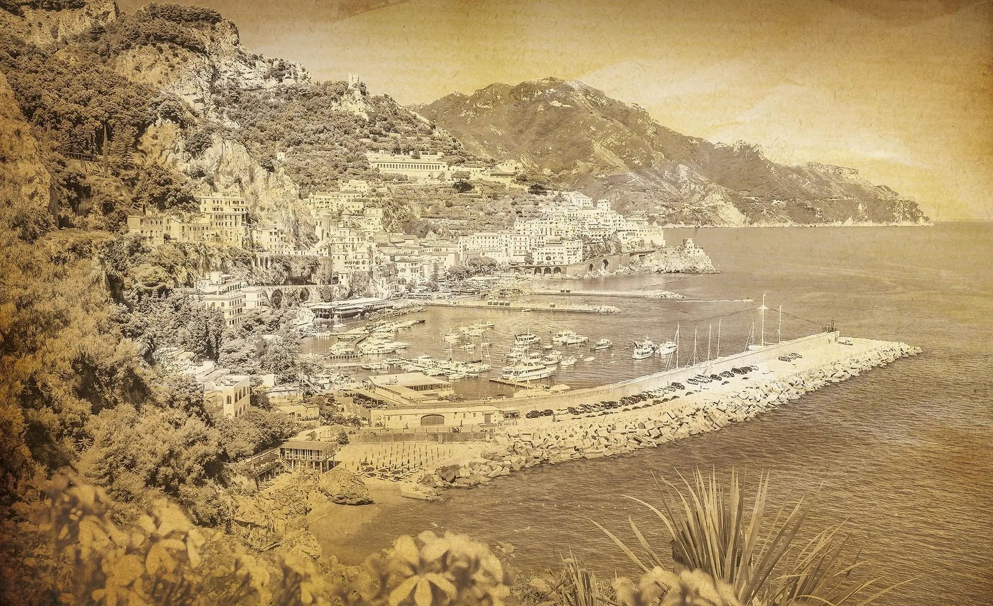 Billede 1 af Fototapet - Amalfi Kystby med Havn og Bjerge i Sepia