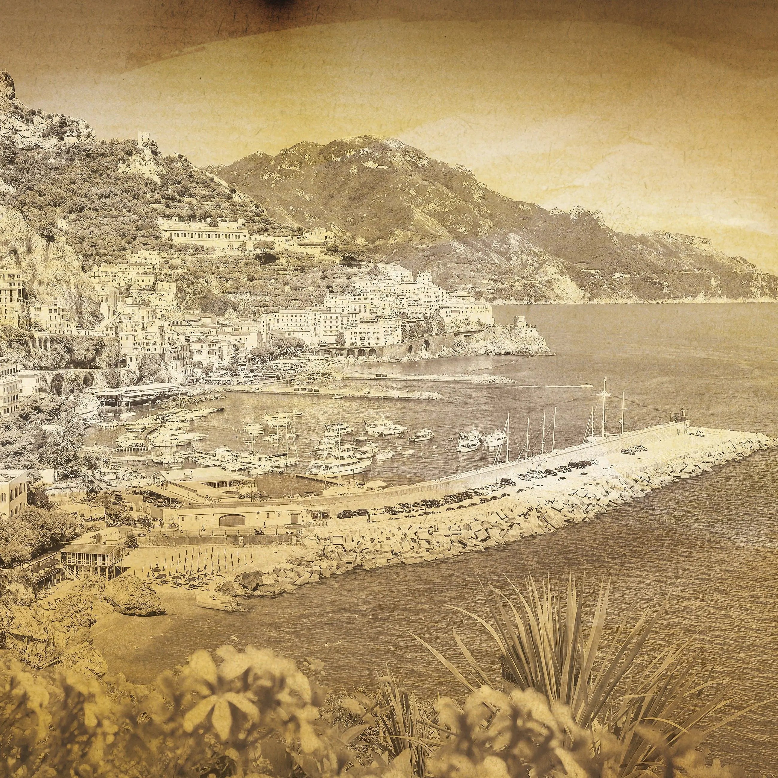 Billede 6 af Fototapet - Amalfi Kystby med Havn og Bjerge i Sepia