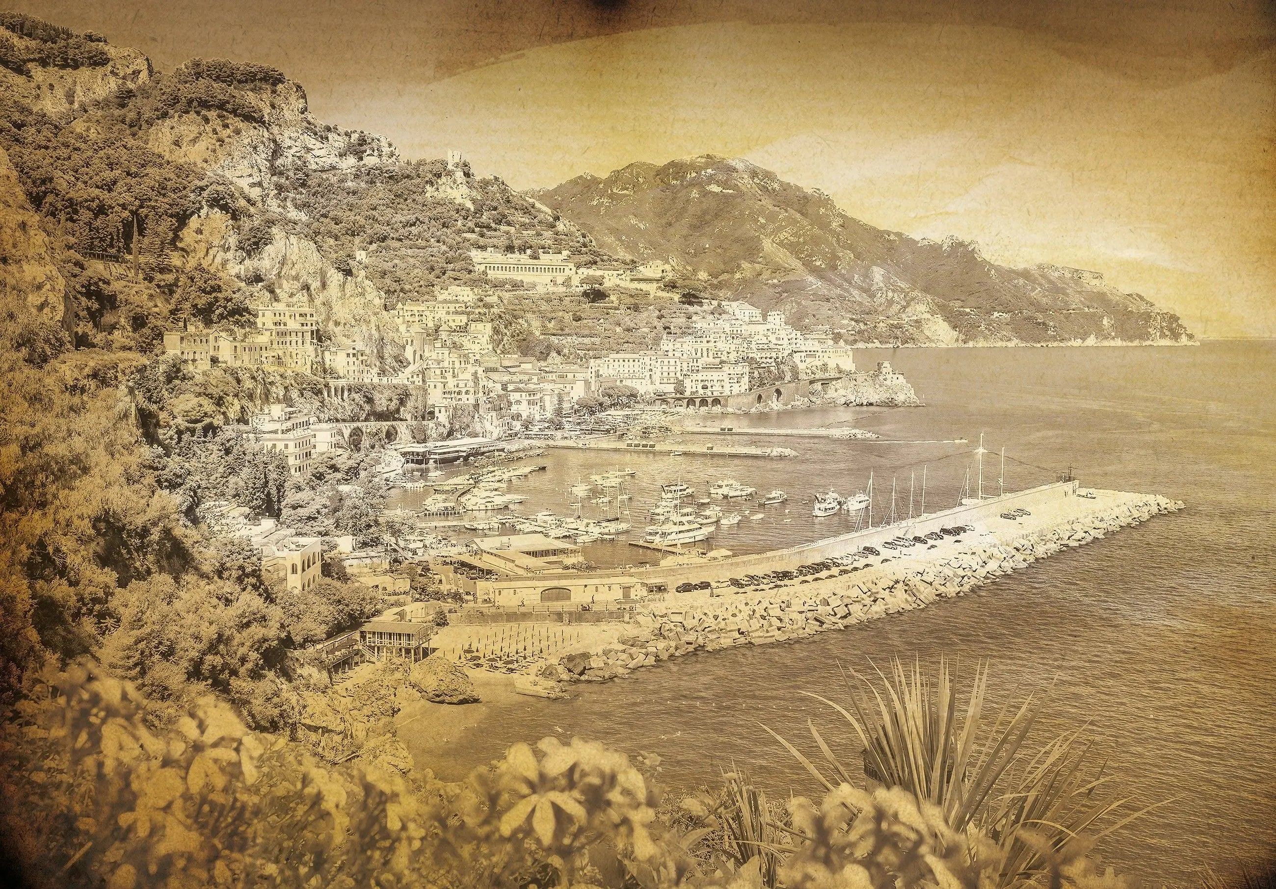 Billede 7 af Fototapet - Amalfi Kystby med Havn og Bjerge i Sepia