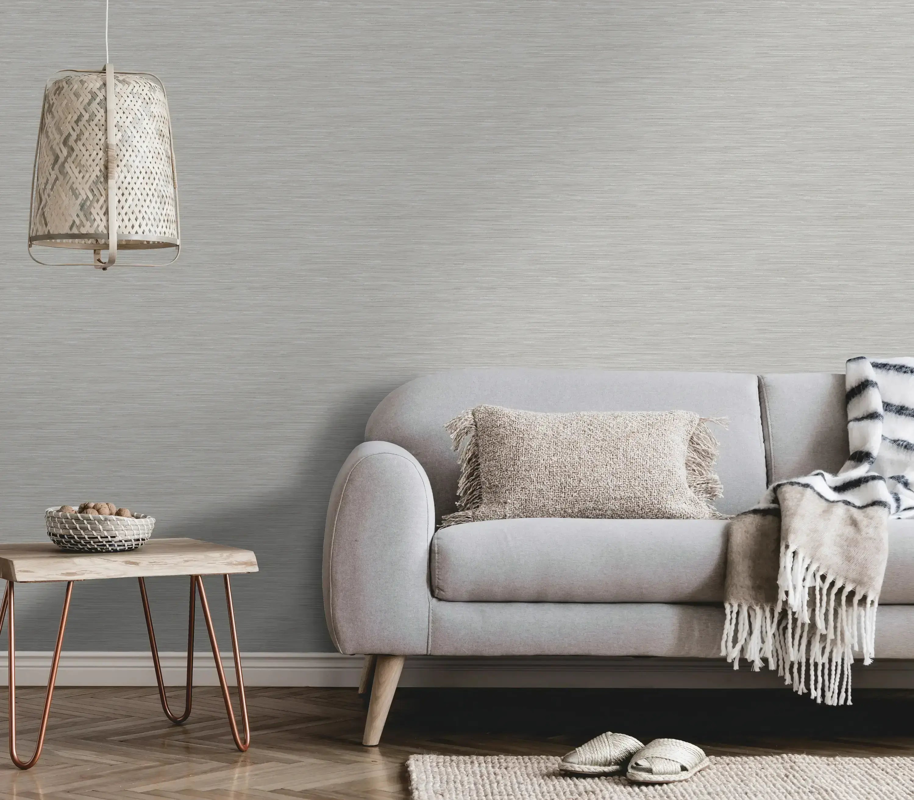 Lyst værelse med Bambara Texture - Grey tapet, der skaber en beroligende atmosfære, tilgængelig hos Nicetapet.dk.