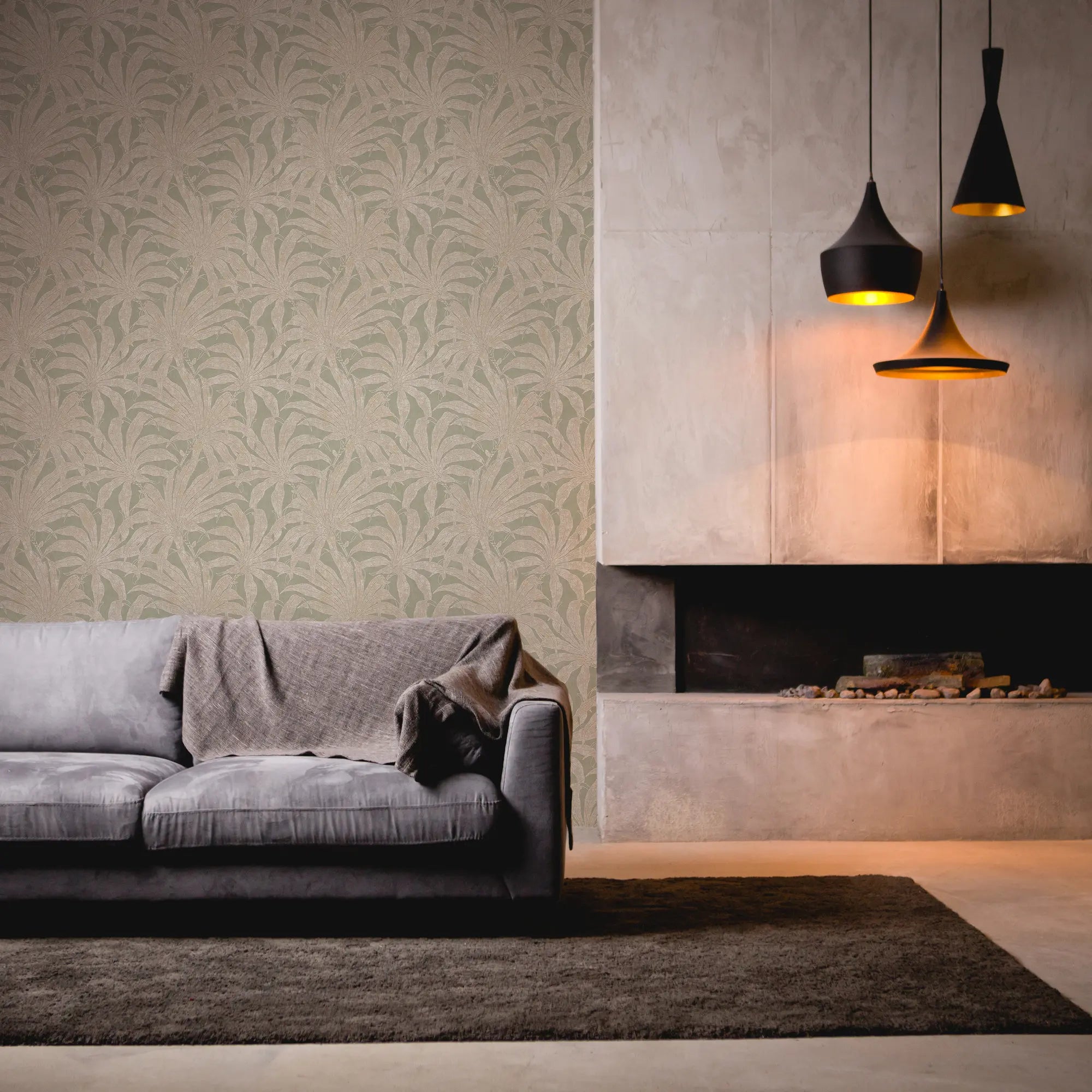 Stue med Bamboo Shade - Sage tapet på væggen, en grå sofa og moderne belysning.