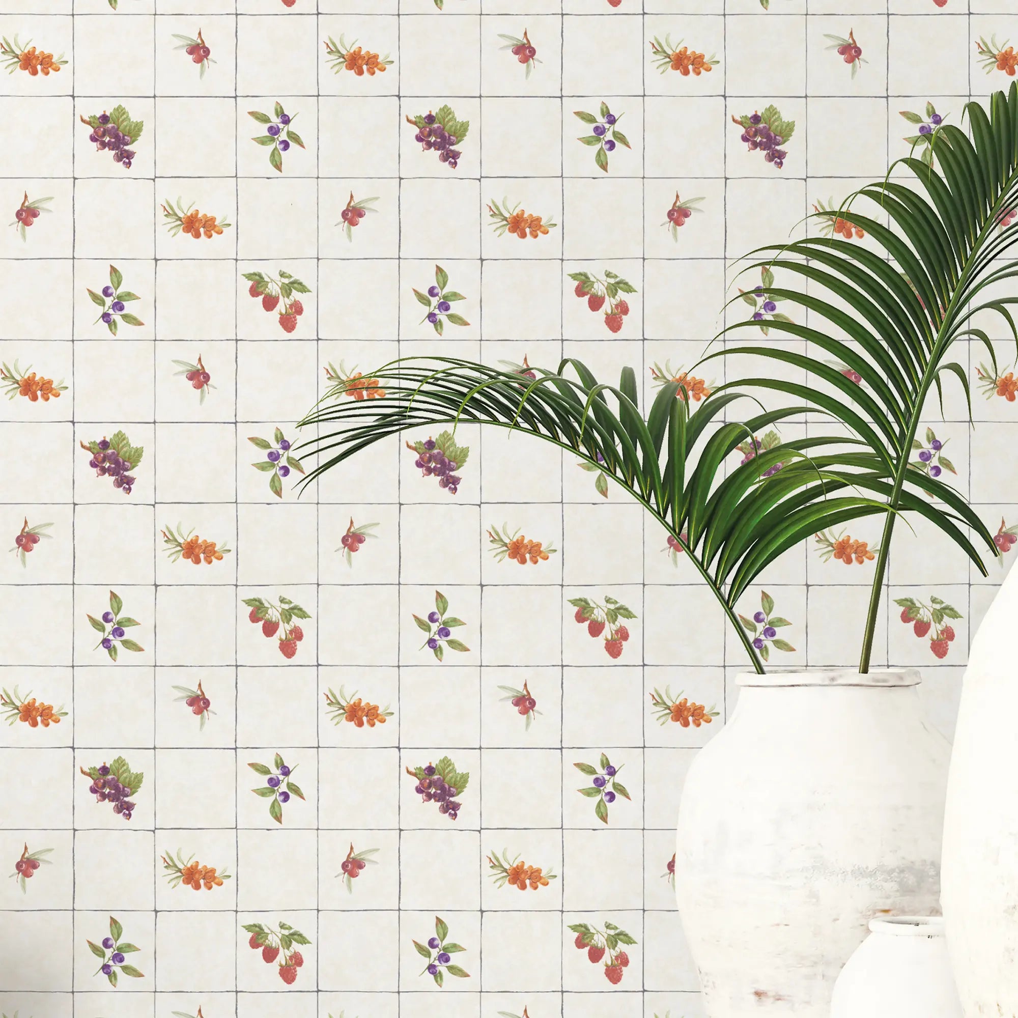 Berry Patch Tiles - Almond tapet fra Nicetapet.dk brugt som vægdekoration i et rum med planter, der fremviser bærmotiver på flisebaggrund.