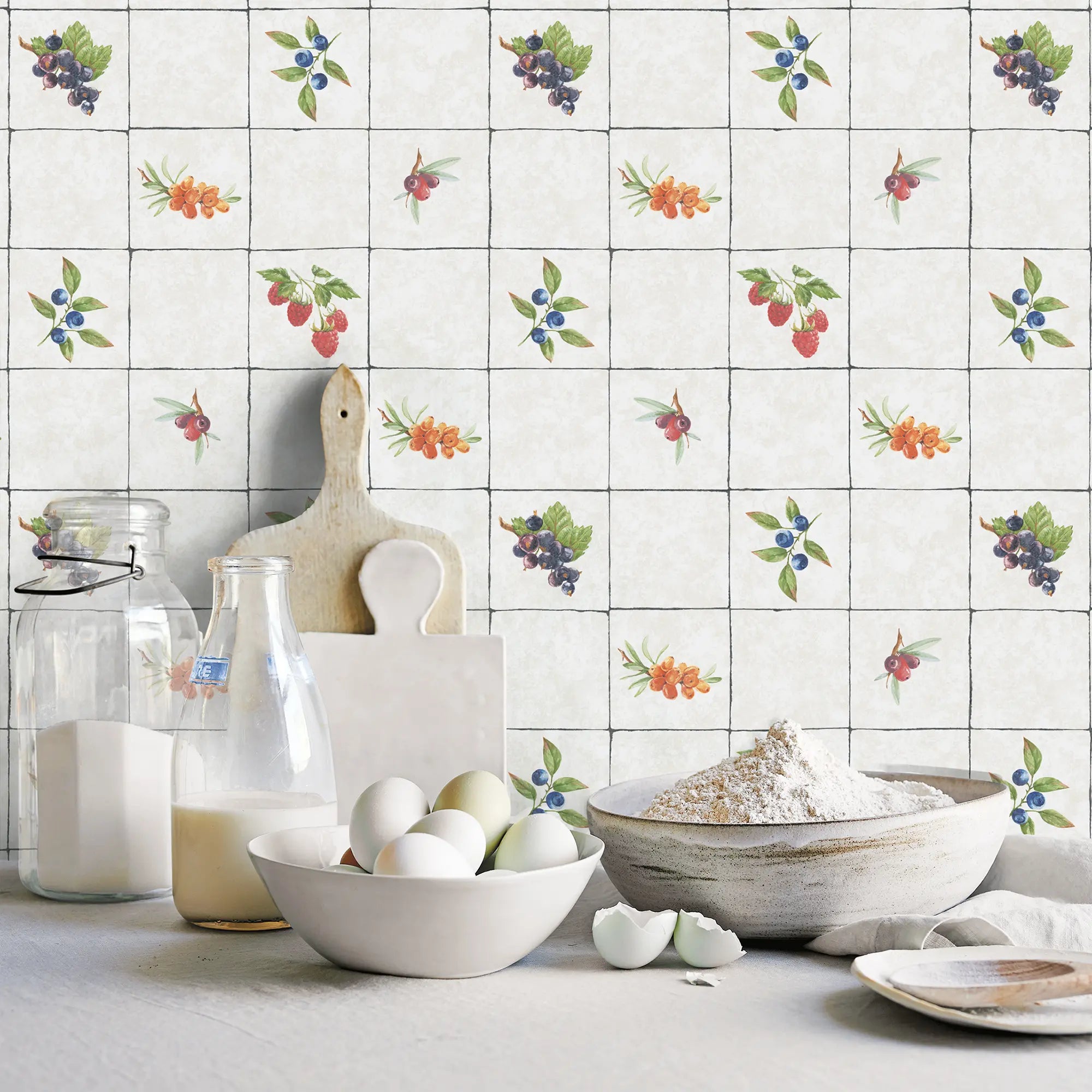 Berry Patch Tiles - Cream tapet i et køkkenmiljø, der viser en smuk vægdekoration med bærmønstre og diverse køkkenartikler.