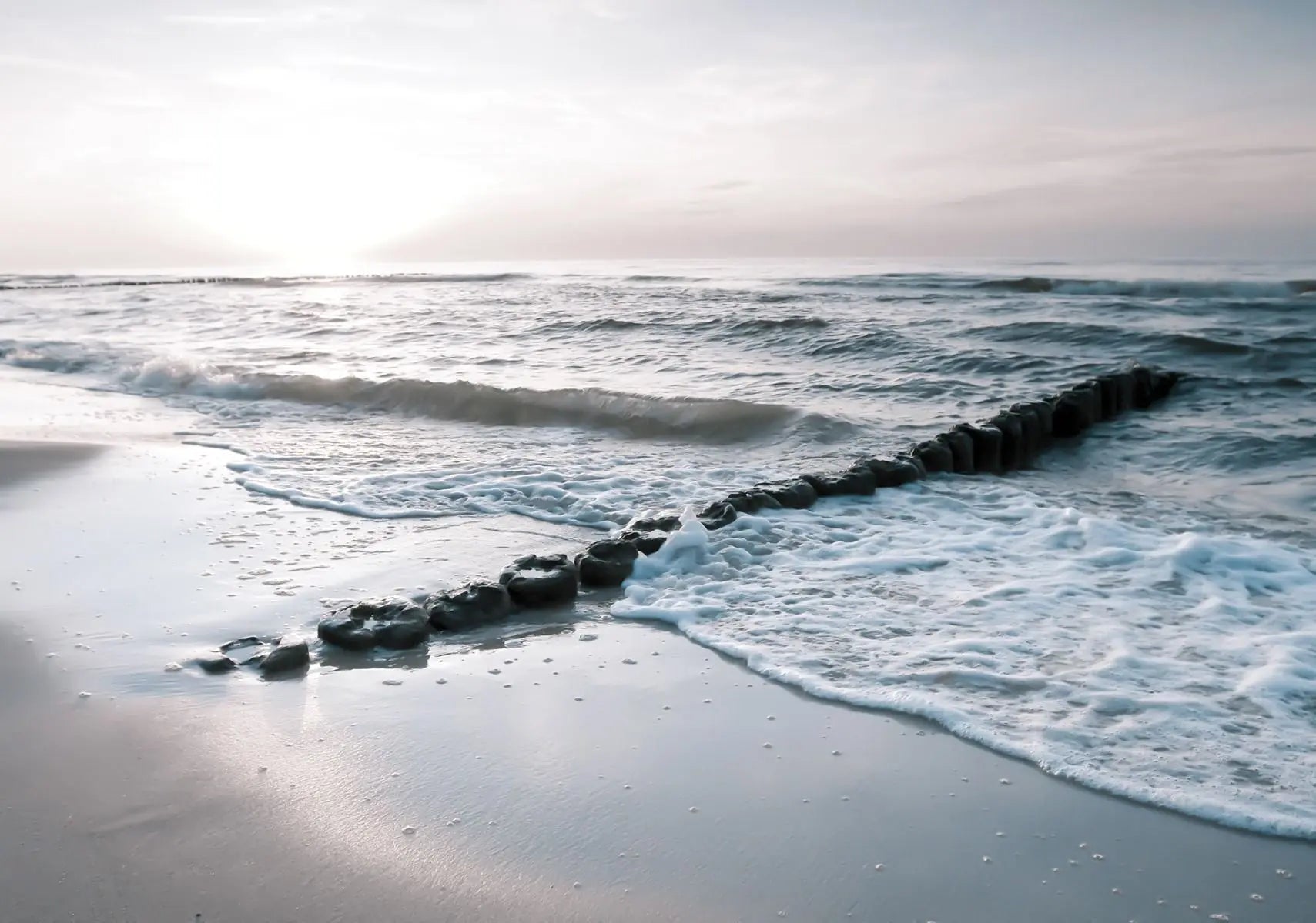 Billede 1 af Fototapet - Bølgebryder i havet ved solnedgang