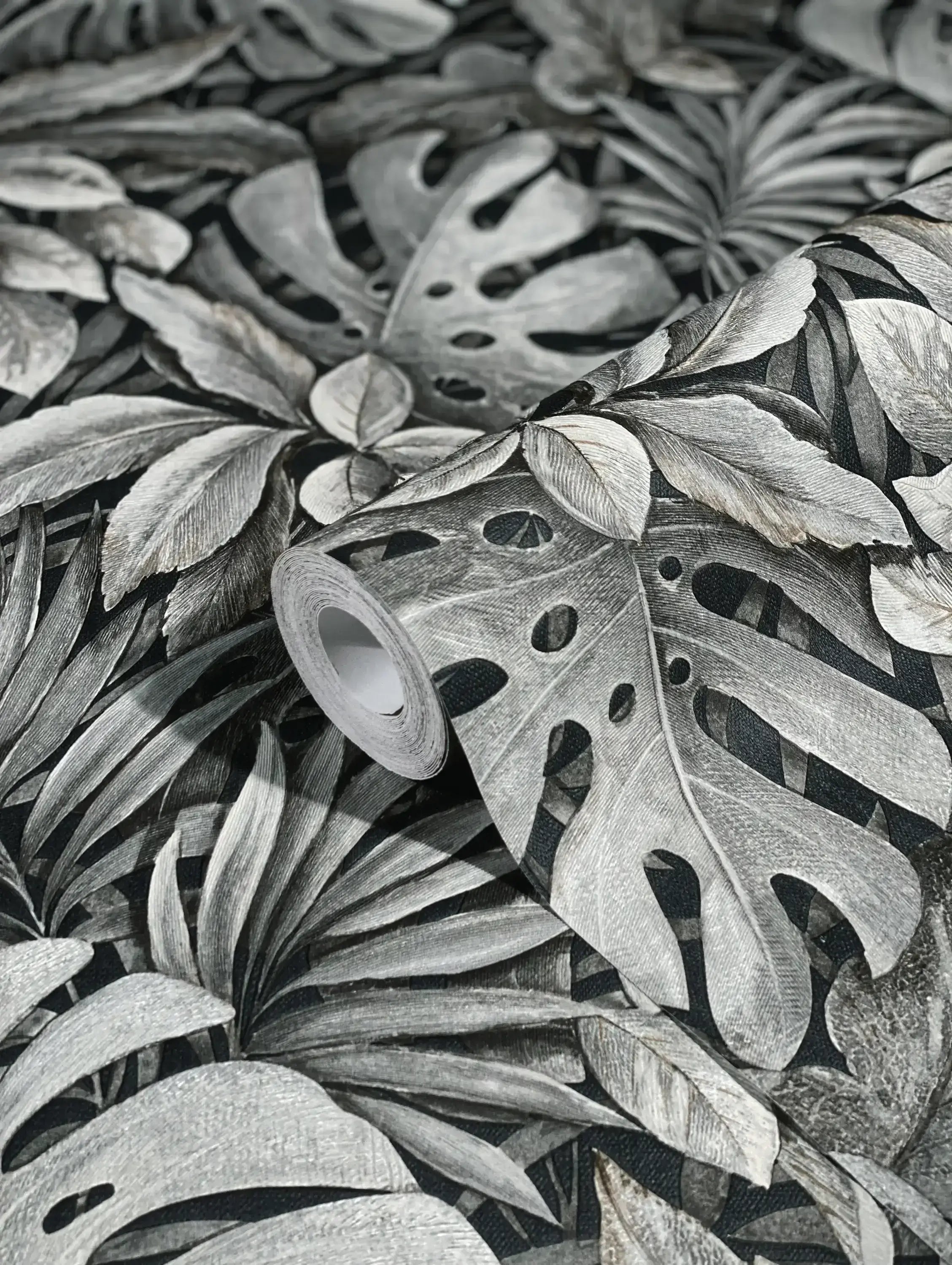 Tapetrulle af Botanic Canopy - Shadow, der viser det botaniske mønster med detaljerede blade.