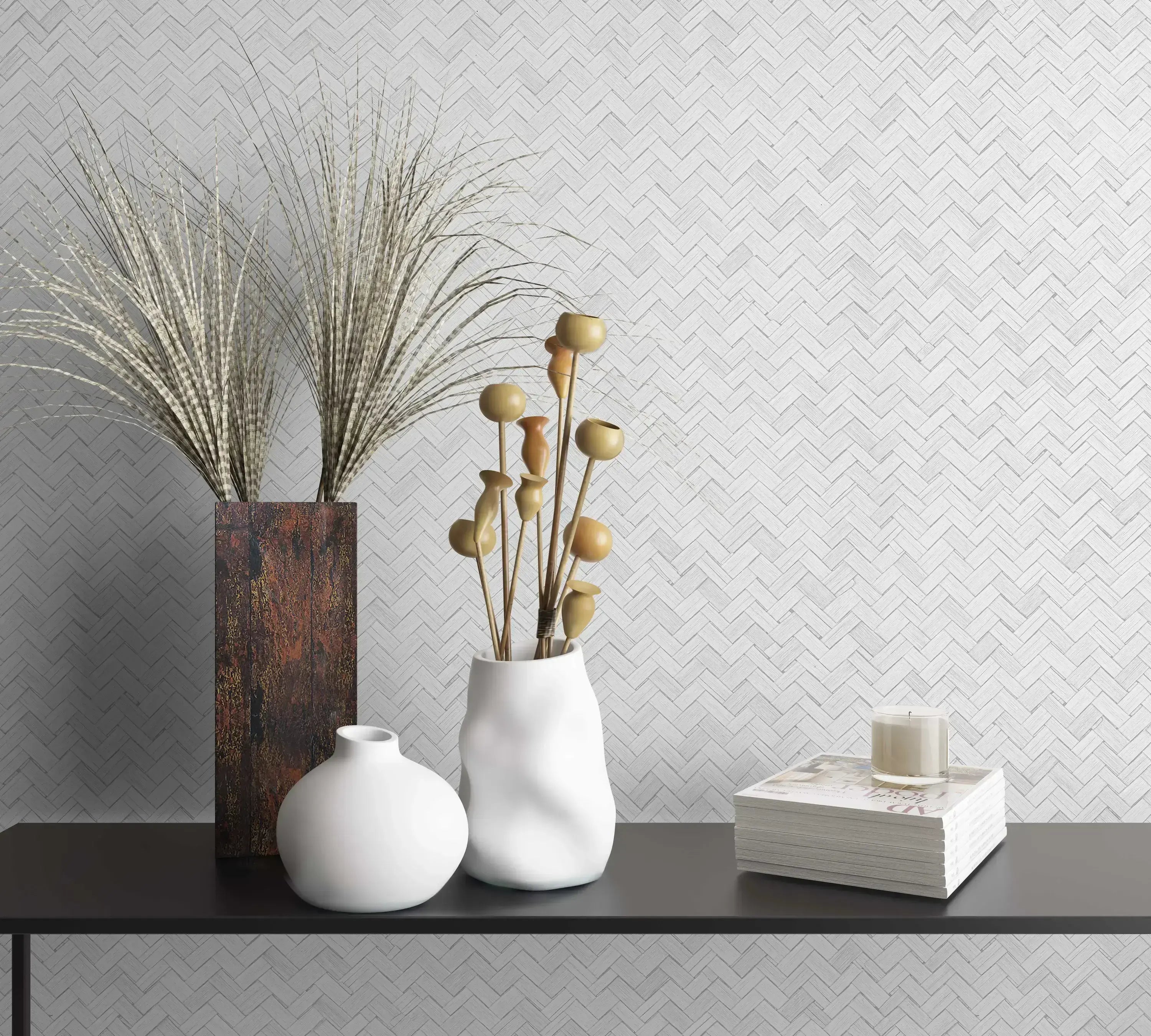 Indretningseksempel med Botanic Weave - Ivory tapet fra Nicetapet.dk, der fremviser elegante vaser og naturlige planter.