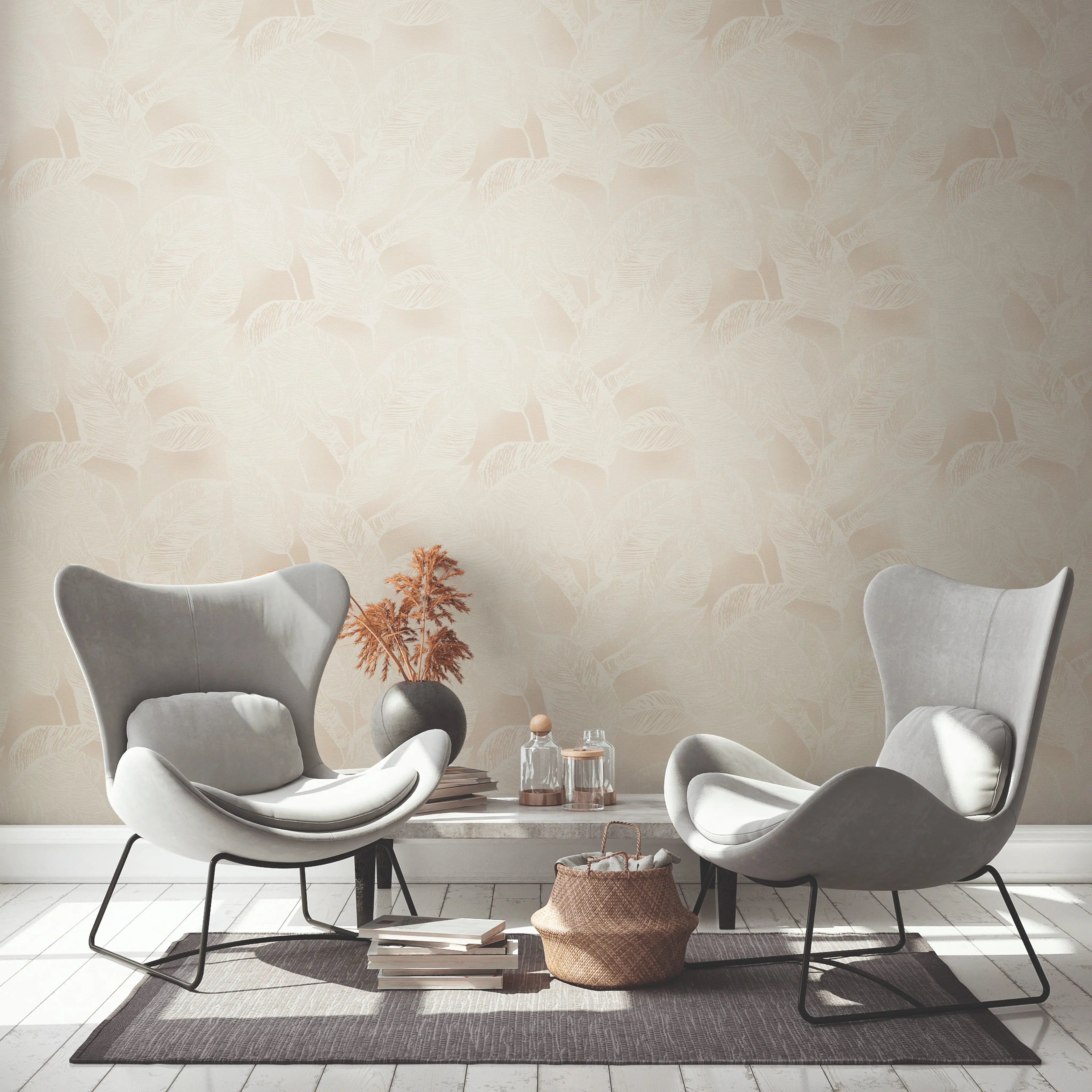 Stilfuldt interiør med to stole foran væg dækket af Botanical Breeze - Sandstone Beige tapet.