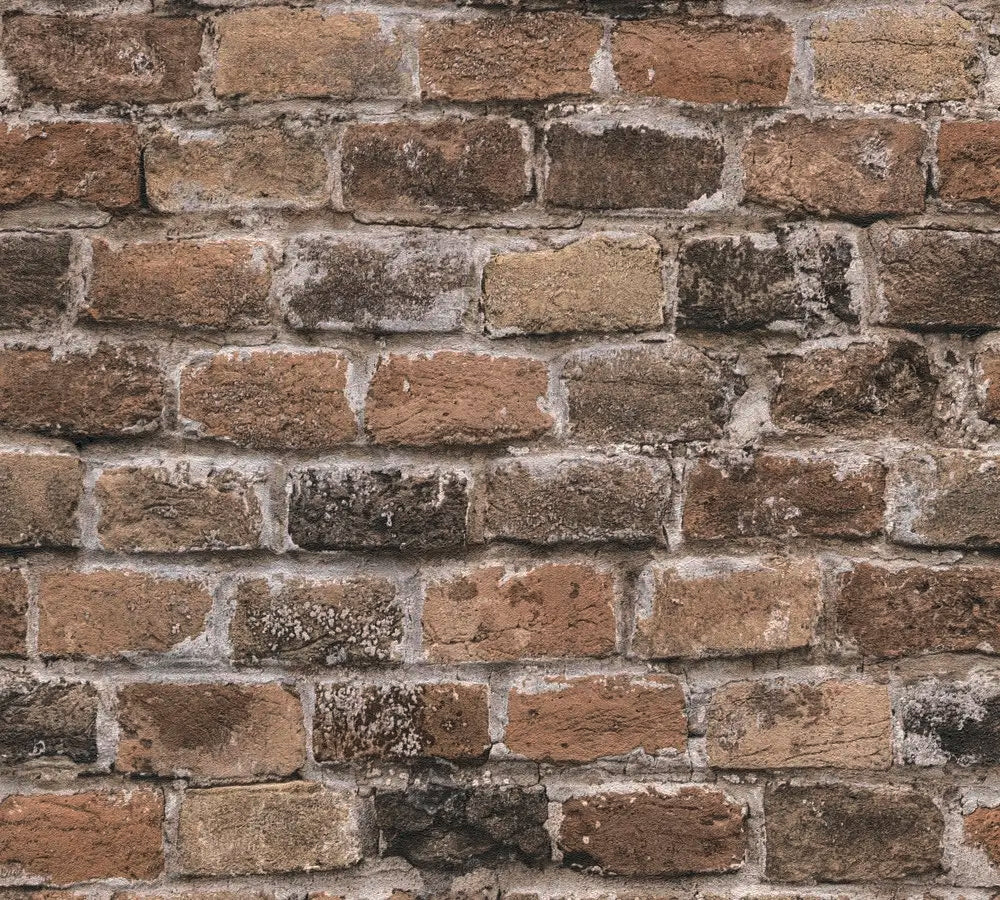 Tæt på detaljer af Brick Beat - Earth tapet, der viser en rå murstensvægstruktur i jordfarver.