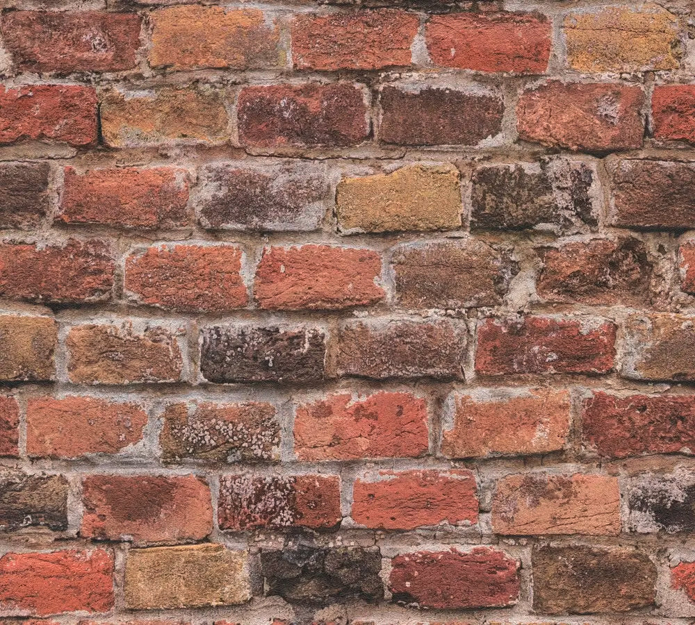 Nærbillede af Brick Beat - Rustic tapet fra Nicetapet.dk, viser detaljeret murstensstruktur i varme, rustikke farver.