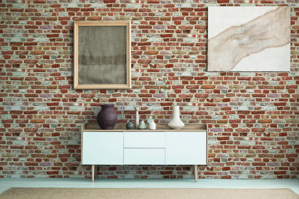 Indretning af stue med Brickwork Pulse - Rustic tapet på væggene, der viser forskellige kunstværker og en moderne kommode.