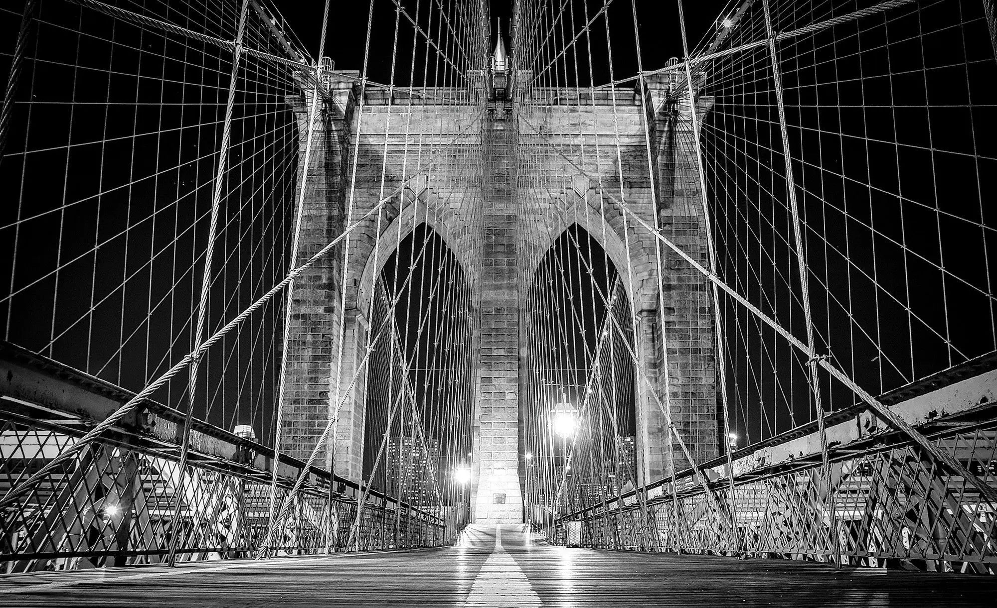 Billede 1 af Fototapet - Brooklyn Bridge om natten i sort-hvid