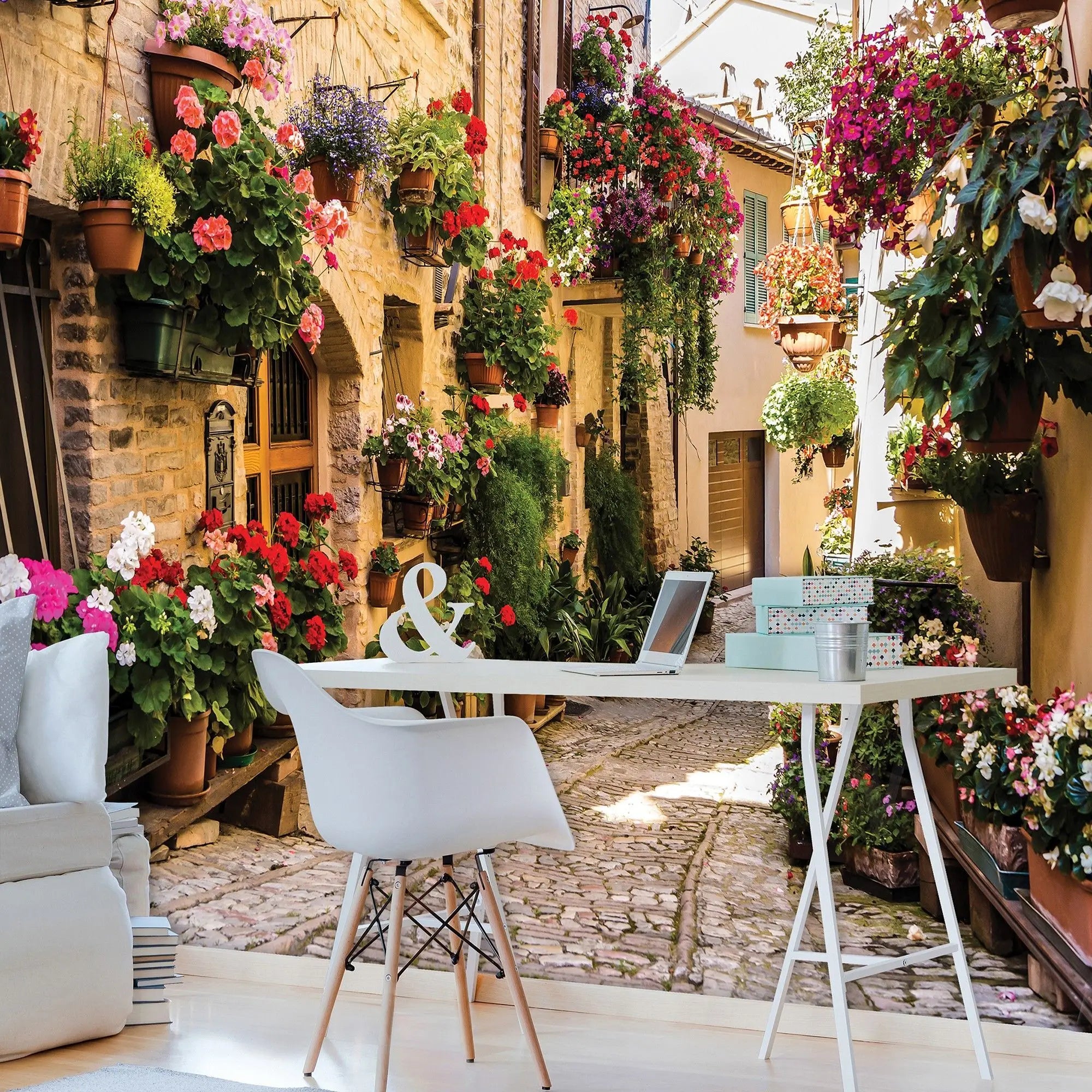 Billede 4 af Fototapet - Brostensbelagt gyde med blomster i krukker på vægge og vindueskarme