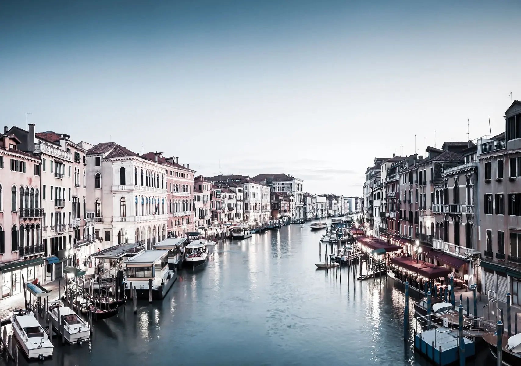 Billede 1 af Fototapet - Canal Grande i Venedig med både og farverige bygninger