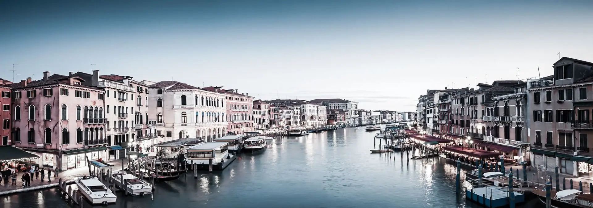 Billede 7 af Fototapet - Canal Grande i Venedig med både og farverige bygninger