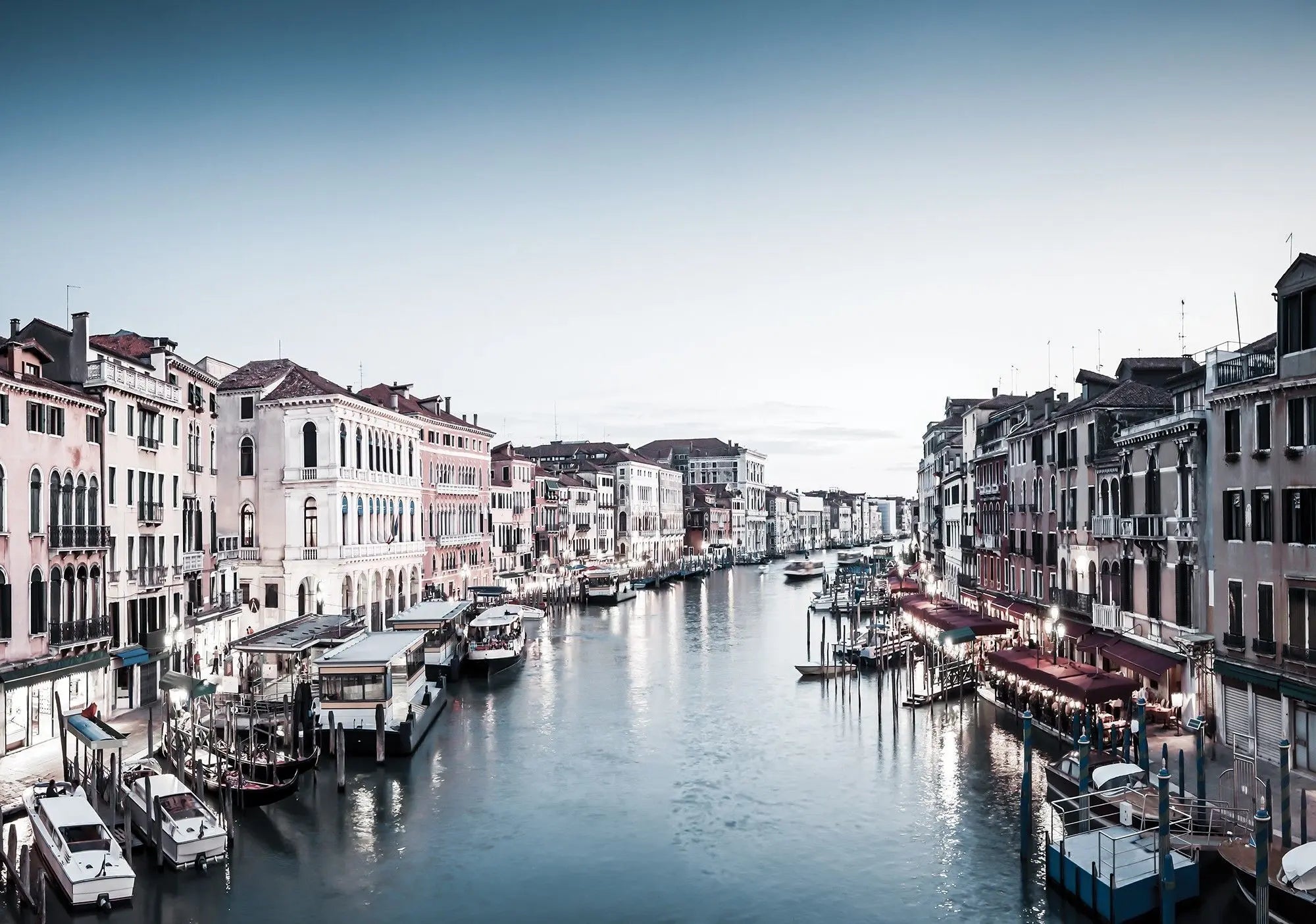 Billede 8 af Fototapet - Canal Grande i Venedig med både og farverige bygninger