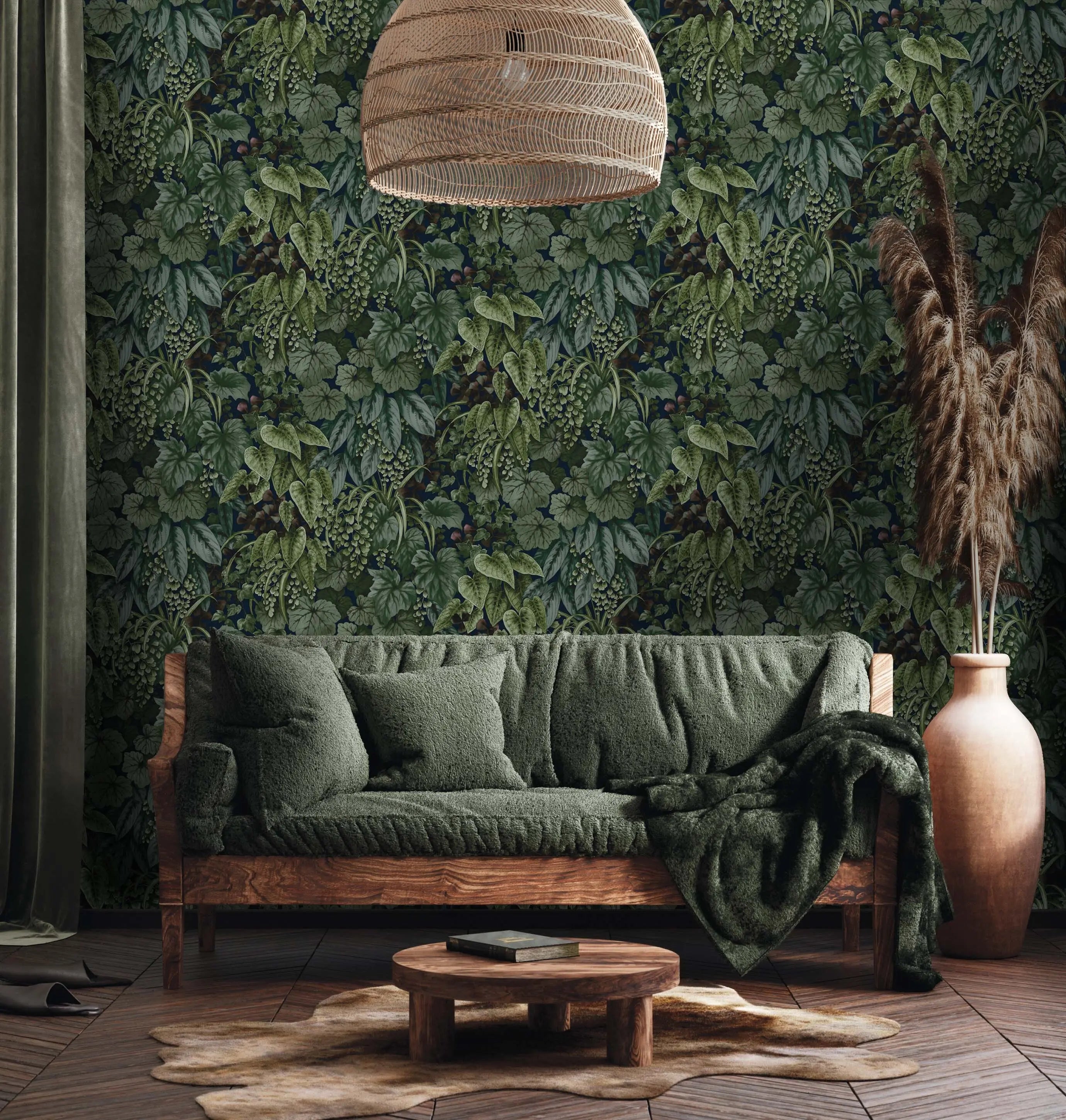 Cascading Garden - Navy tapet anvendt i en stue med grøn sofa, træbord og naturpynt, der skaber et harmonisk look.