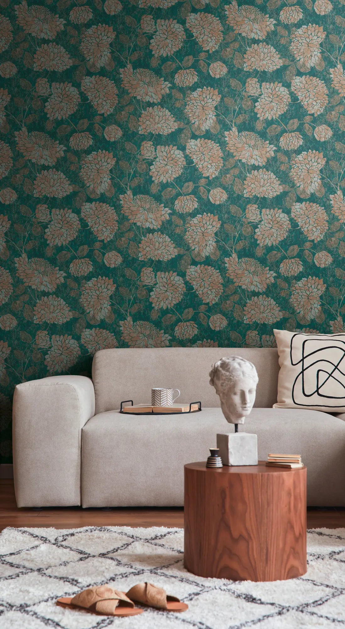 Chrysanthemum Dreams - Teal tapet brugt i en stue med en beige sofa, pude og dekorativt hoved på et træbord.