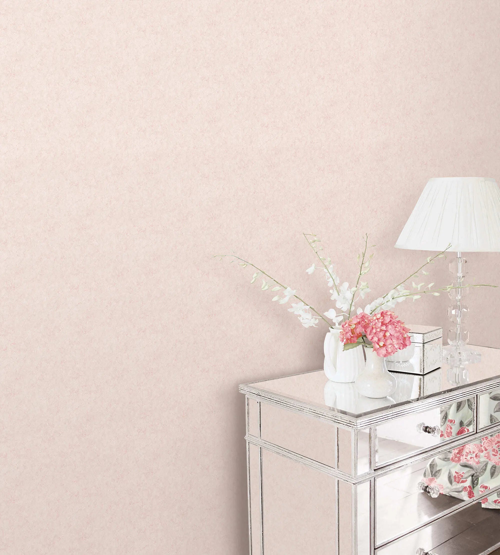 Classic Marble - Blush Pink tapet i et elegant rum med et spejlbord, blomster og lampe.