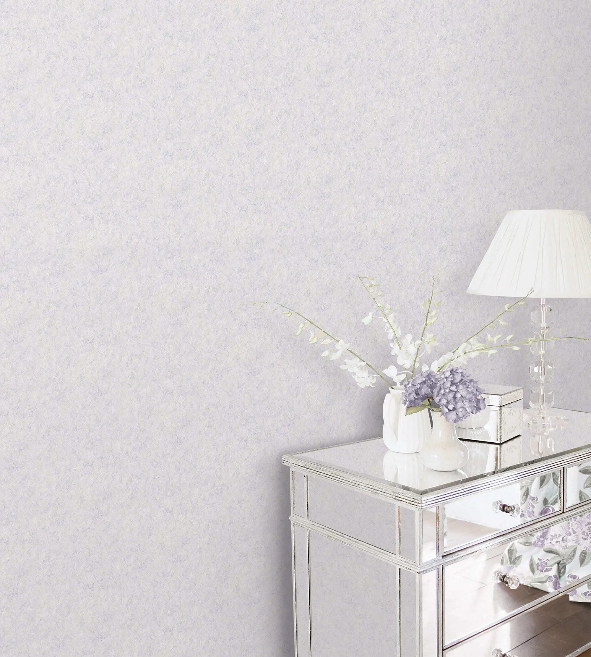 Classic Marble - Misty Lavender tapet fra Nicetapet.dk brugt i et interiør med spejlkommode og dekorative blomster.