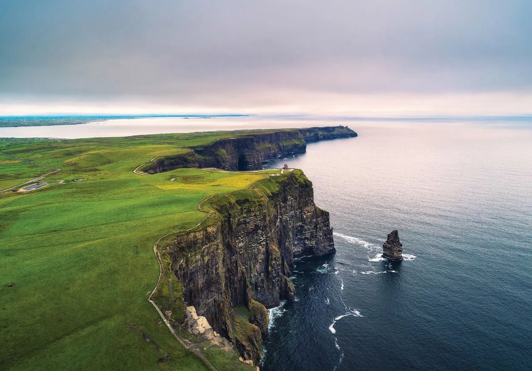 Billede 1 af Fototapet - Cliffs of Moher med græsmarker og hav i Irland