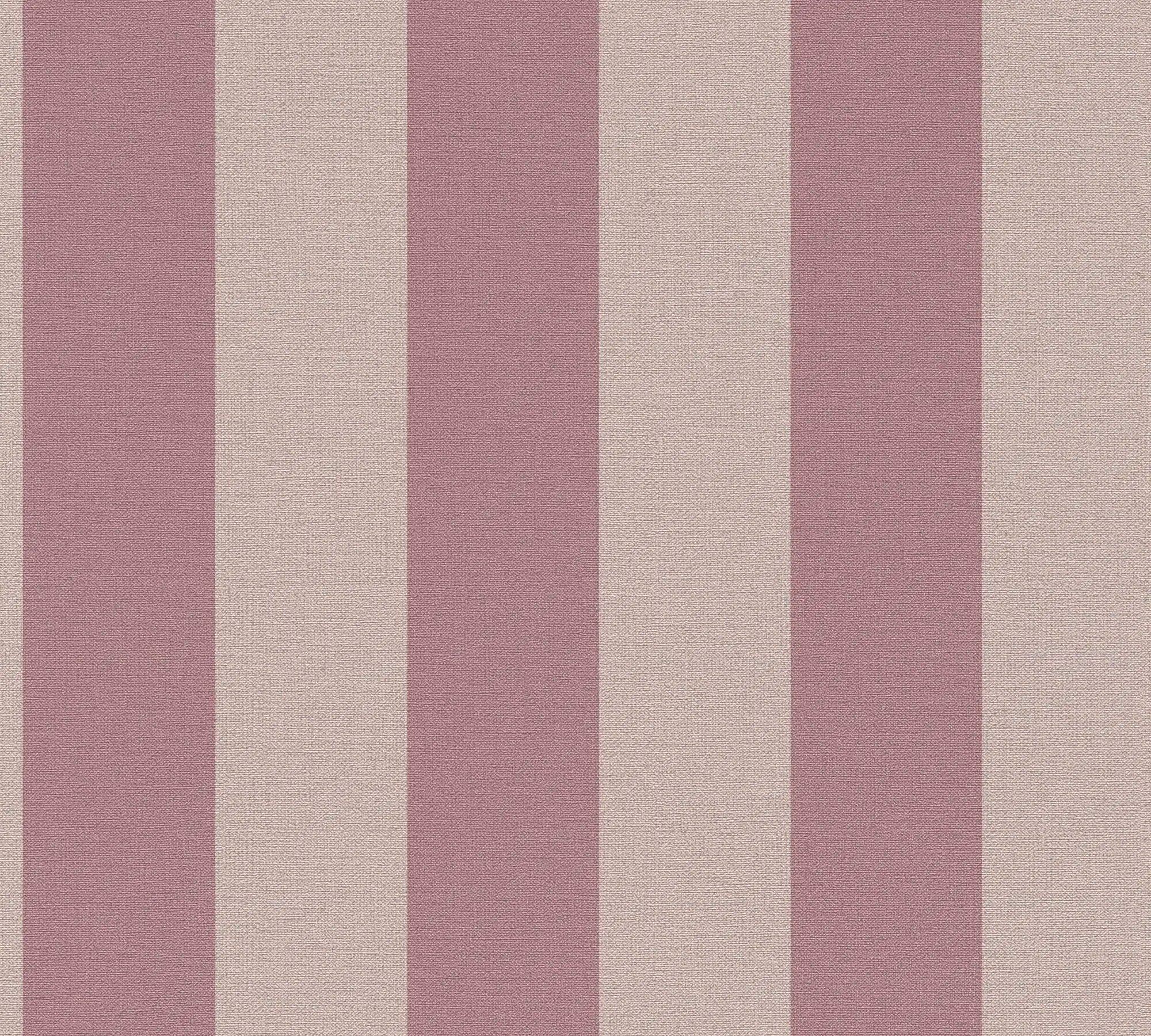 Nærbillede af tapetmønsteret Coastal Stripes: Sunset Blush med brede, lodrette striber i lyserøde og beige nuancer.