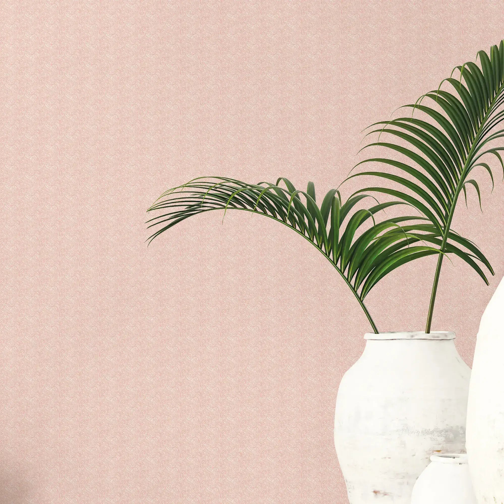 Tapet fra Nicetapet.dk med produktnavn Delicate Arches - Blush. Vist på en væg med grønne planter i forgrunden, der fremhæver det sarte mønster i lyserød.