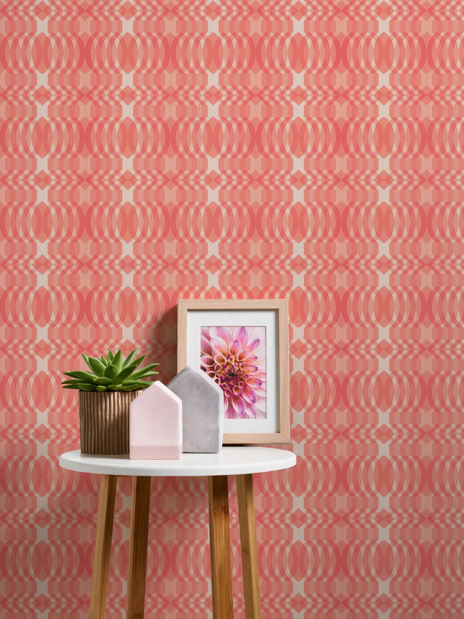 Diane - Retro Coral tapet bag et bord med planter, en ramme og dekorative mini-huse.