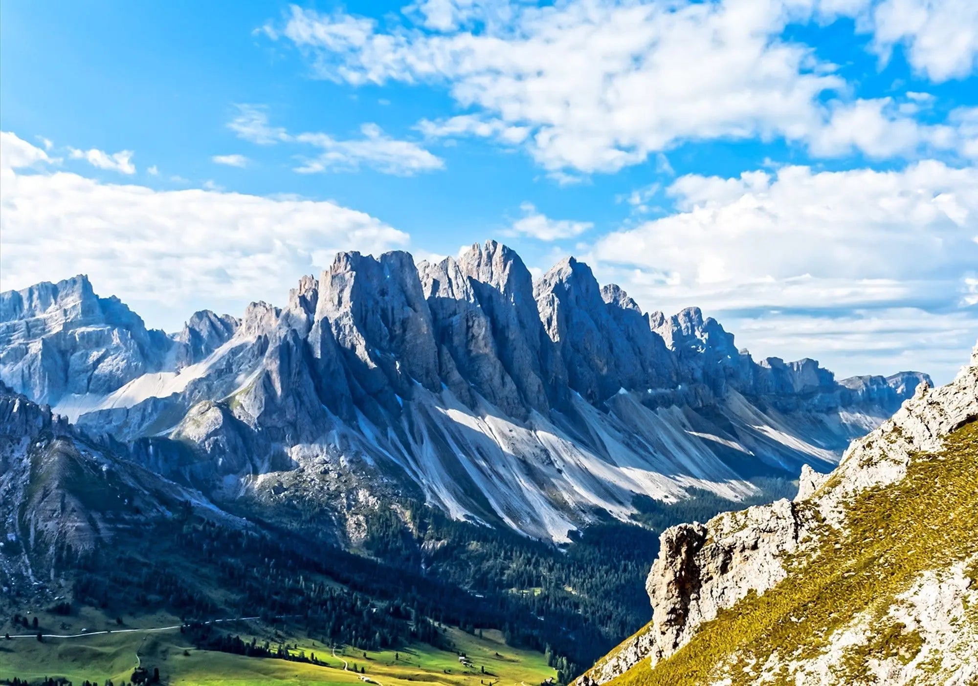 Billede 1 af Fototapet - Dolomitbjergene under blå himmel med få skyer