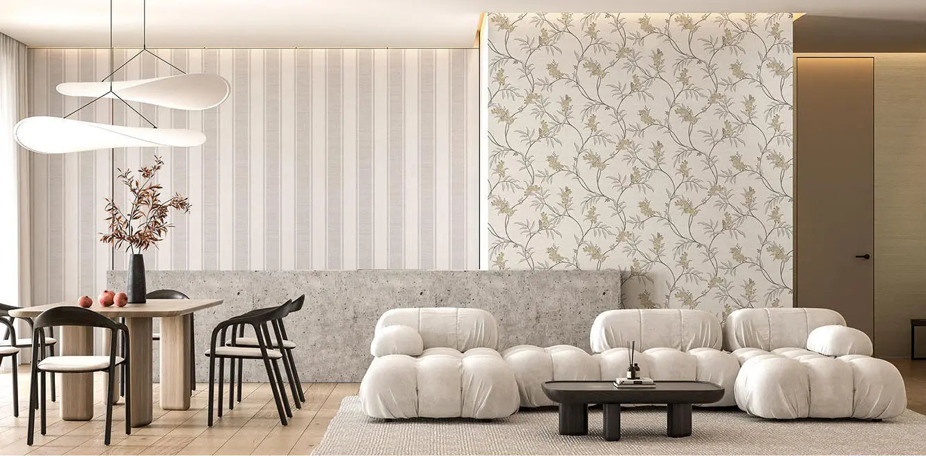 Moderne stue med væg dekoreret med Etruscan Elegance - Ivory tapet, der viser bløde beige blomster og elegant interiør.