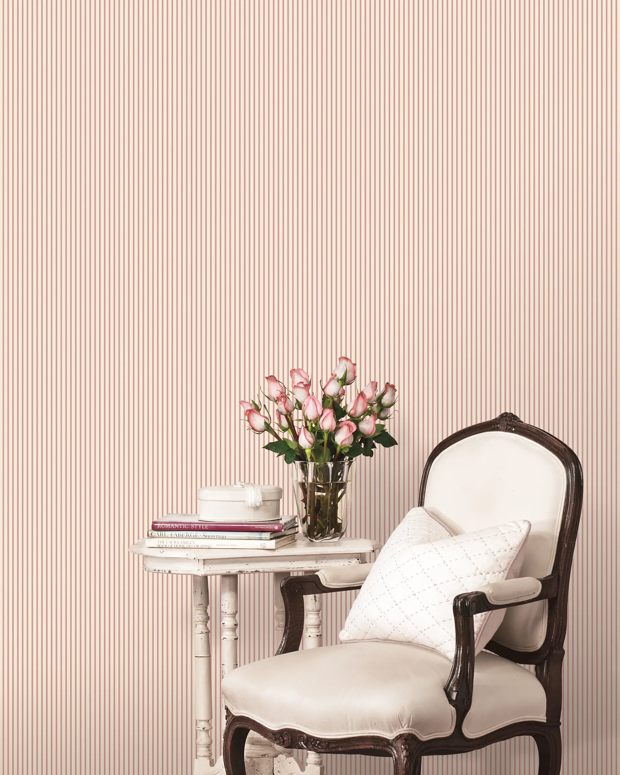 Elegant Lines - Rose Blush tapet anvendt i indretning med en antik stol, pude og bord med en vase af lyserøde roser.