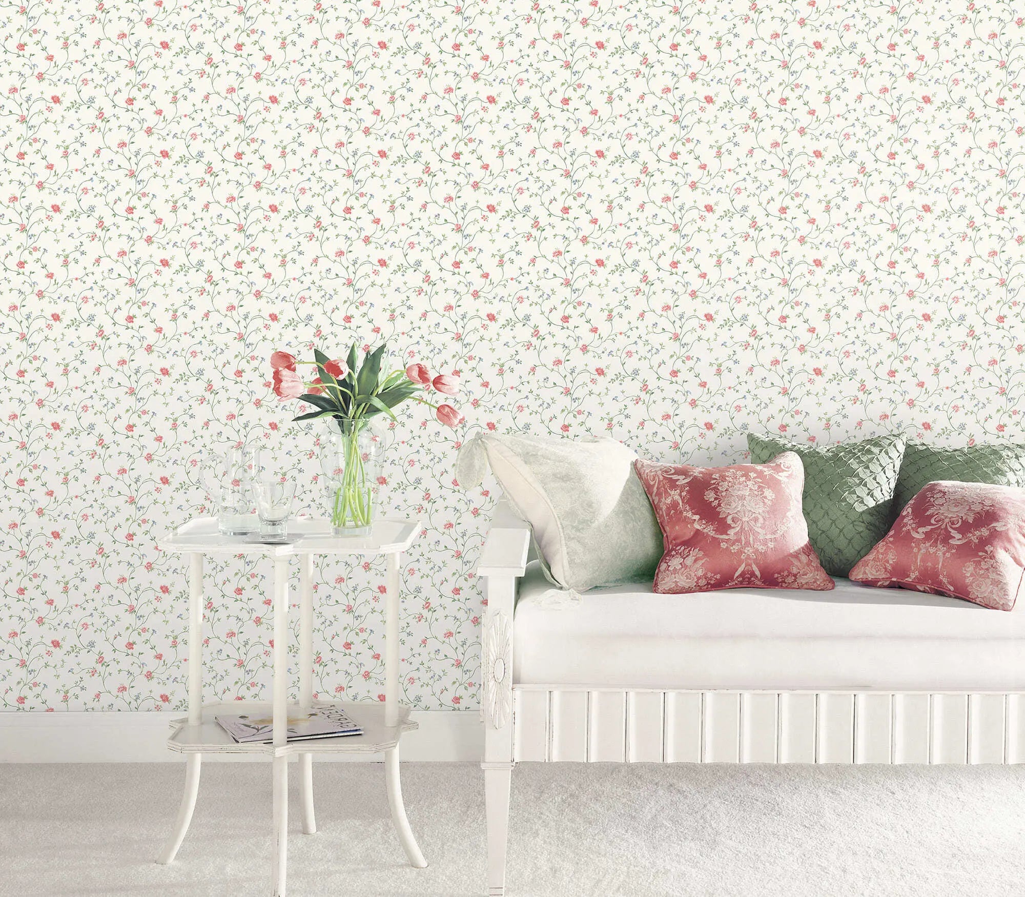 Stueindretning med Enchanted Garden - Petal Blush tapet, inklusive sofa og bord med blomster.