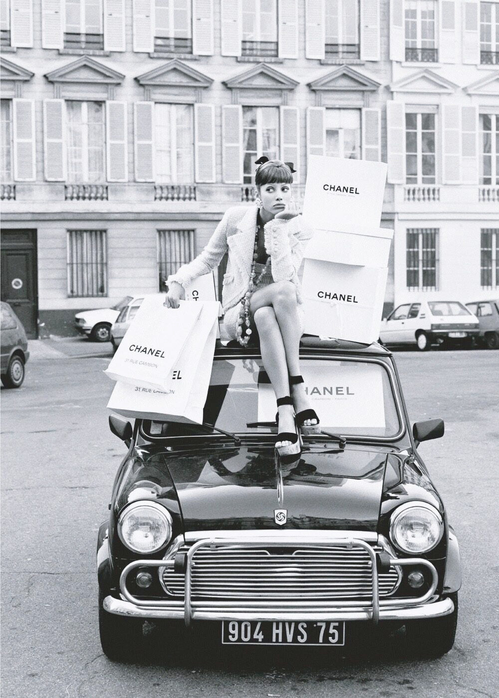 Woman with Chanel bags fotokunst plakat 30X40cm. - Køb poster her