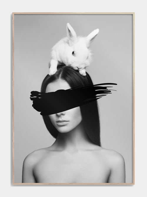 Model with white bunny sort-hvid plakat A3 - Fotokunst plakat til stuen