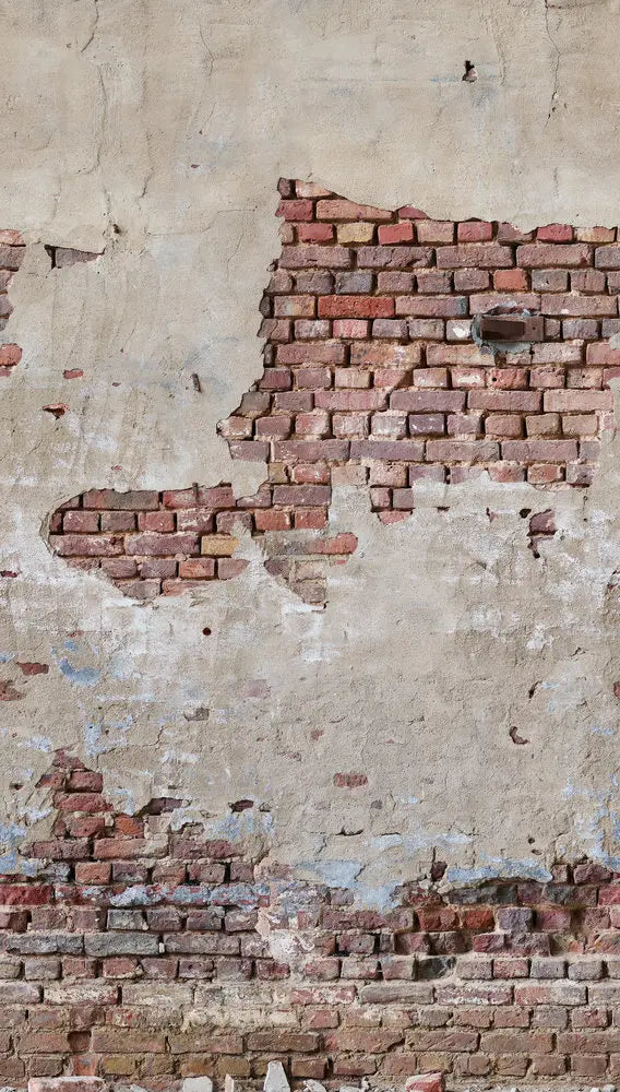 Faded Bricks tapet med en delvist afsløret murstensvæg under afskalende puds ved Nicetapet.dk.