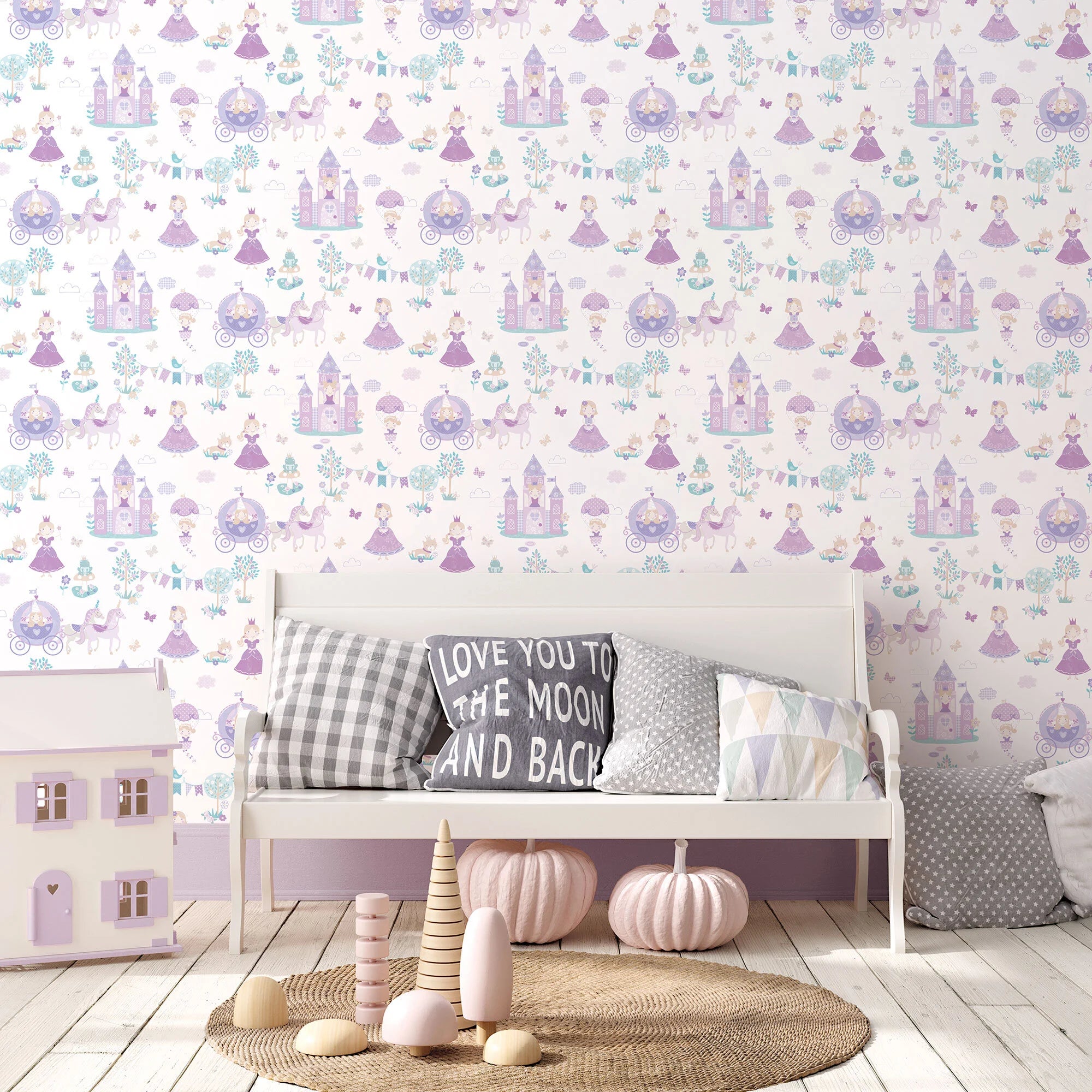 Tapet Fairytale Kingdom - Lavender Dreamscape med farverigt eventyrdesign, viser prinsesser, slotte og enhjørninger, bag en sofa i et børneværelse.