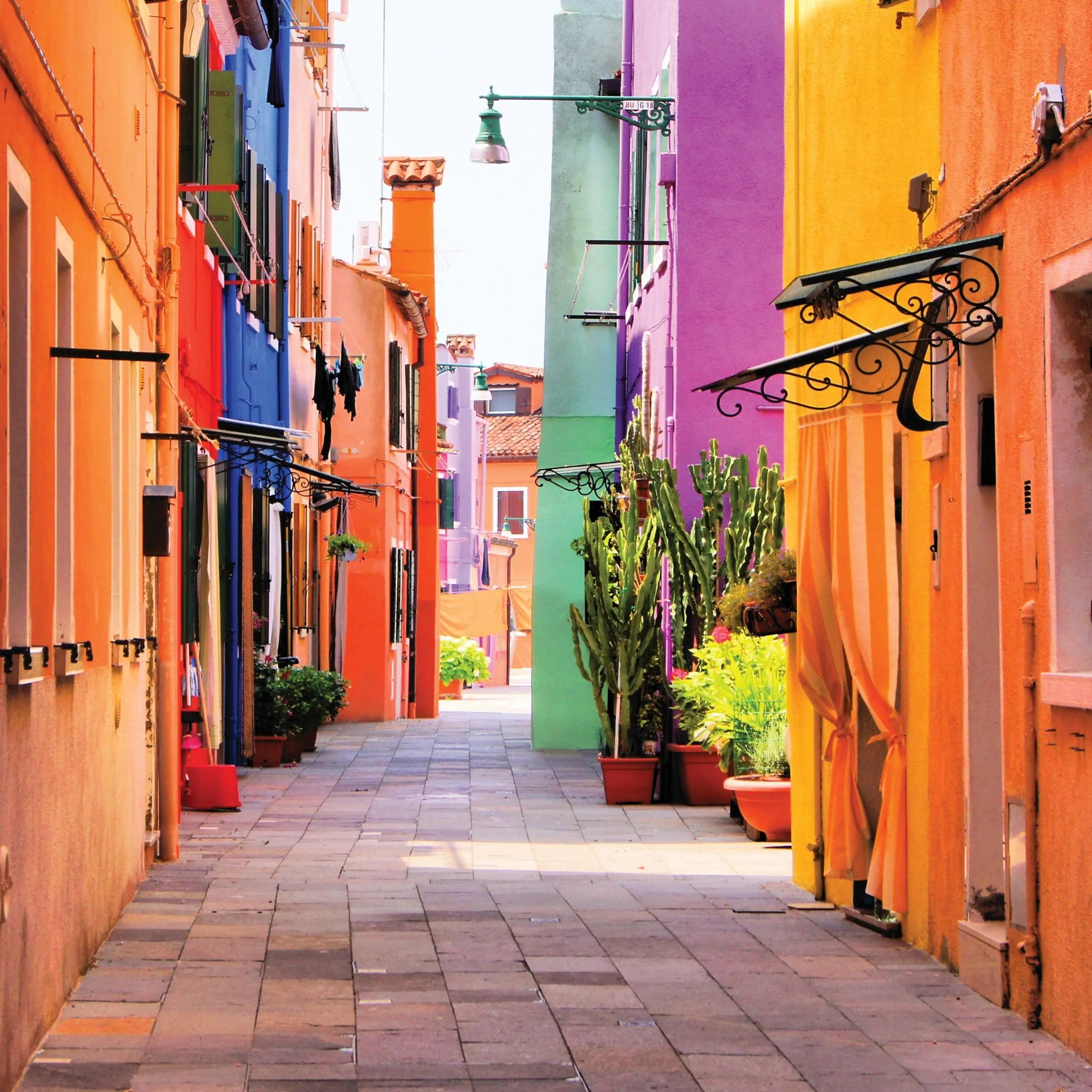 Billede 18 af Fototapet - Farverig gyde med malede huse på Burano i Italien