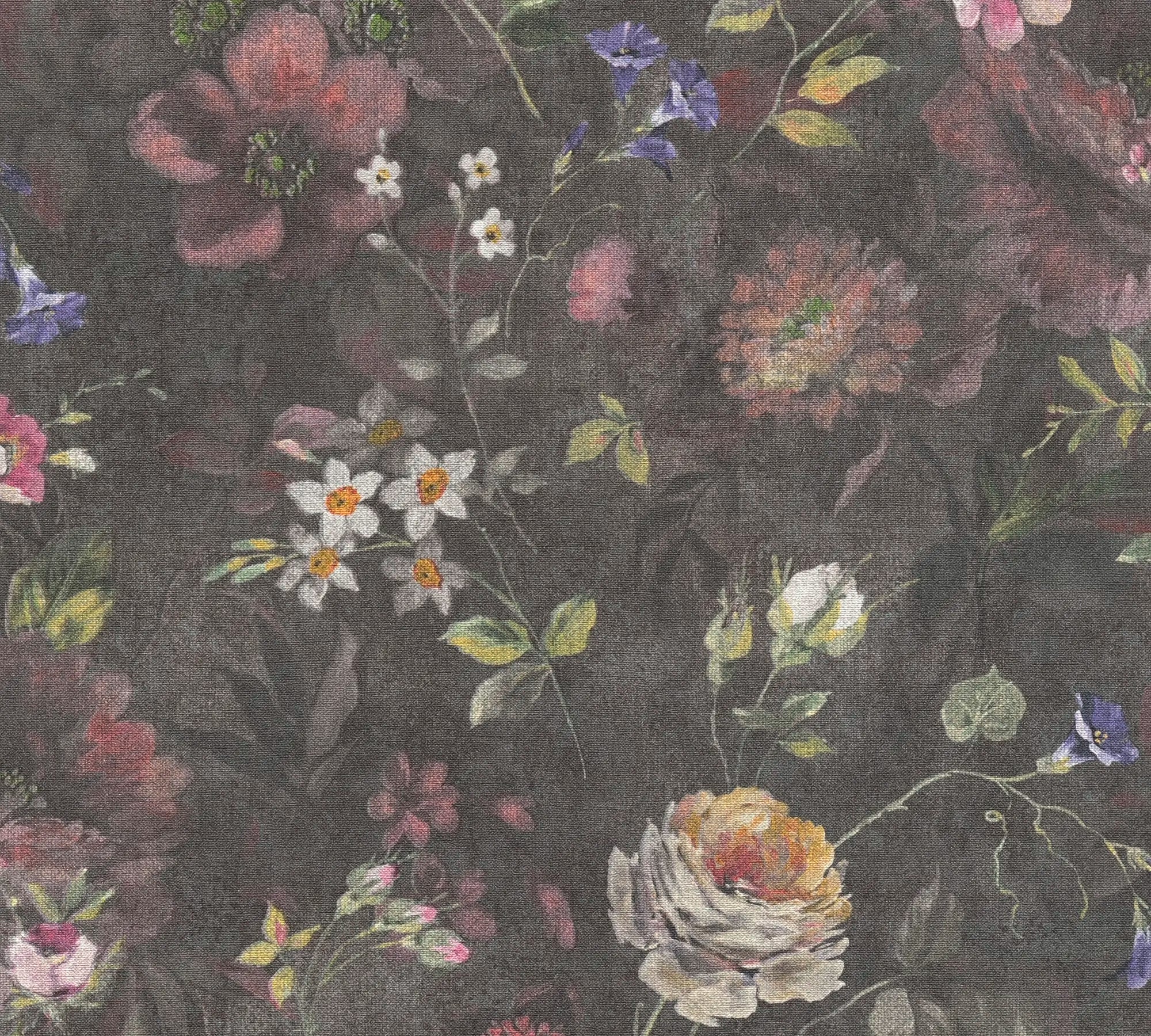 Detaljeret nærbillede af Floral Elegance - Midnight Blossom tapet. Mørk bund med forskellige farverige blomster i bløde nuancer.