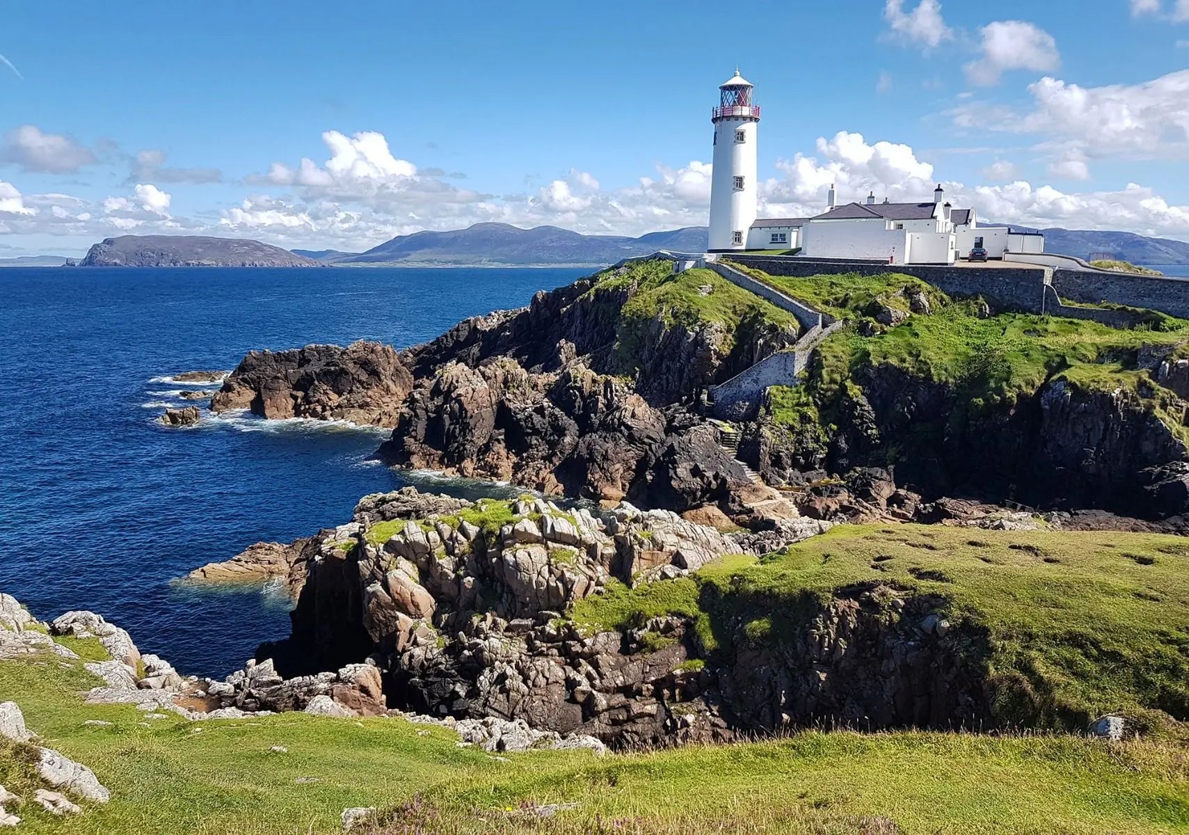 Billede 1 af Fototapet - Fyrtårn på klipper ved Atlanterhavet i Irland