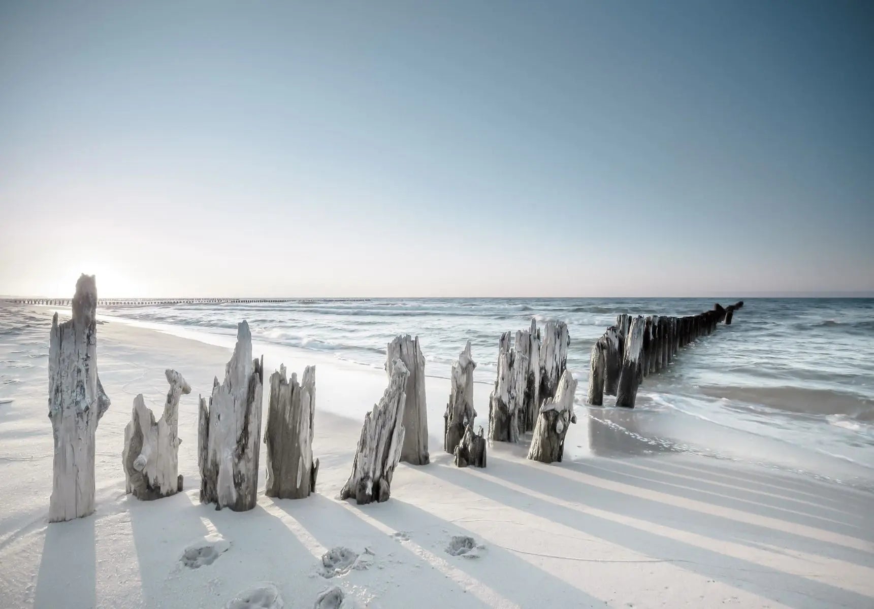 Billede 1 af Fototapet - Gammel træbarriere ved sandstrand og hav