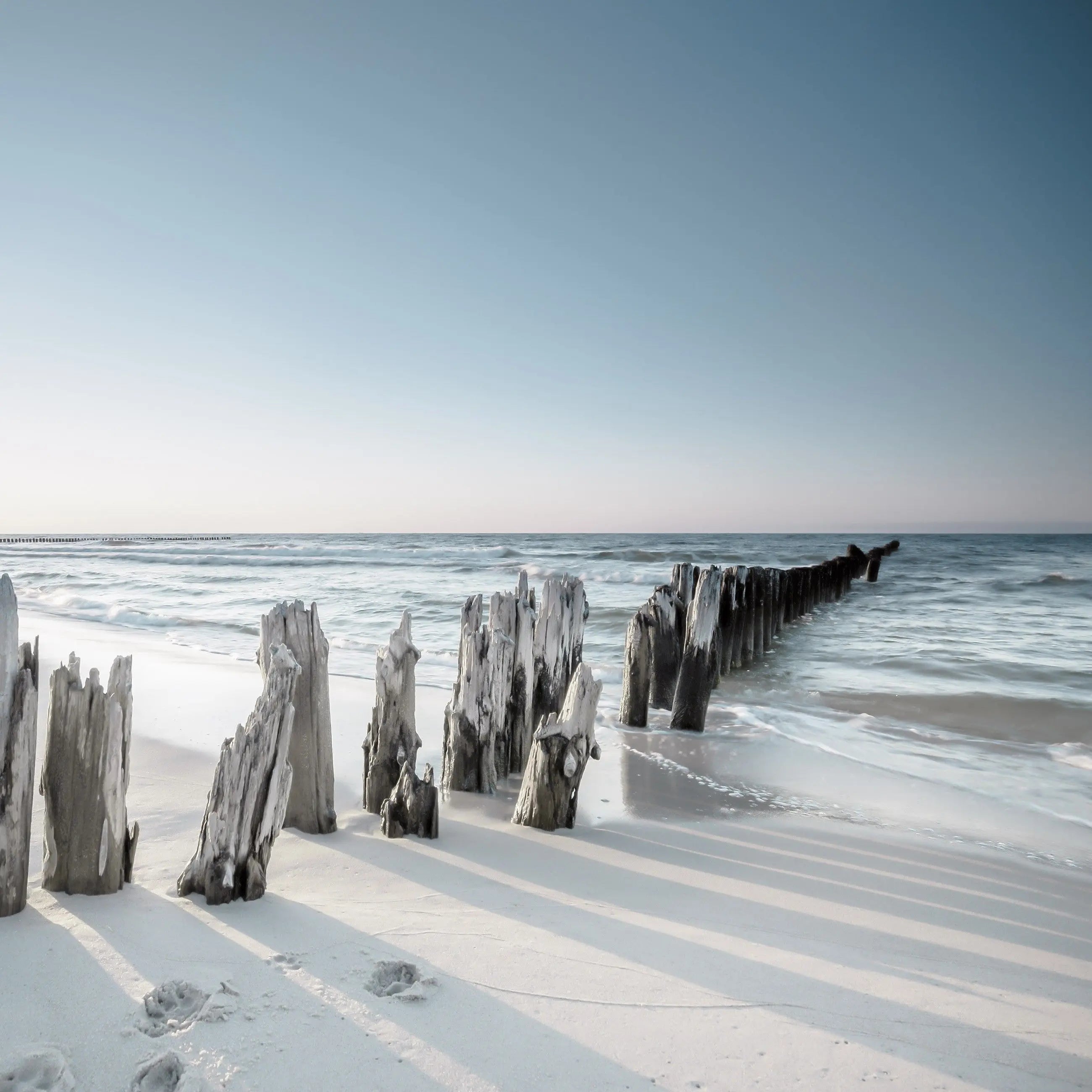 Billede 15 af Fototapet - Gammel træbarriere ved sandstrand og hav