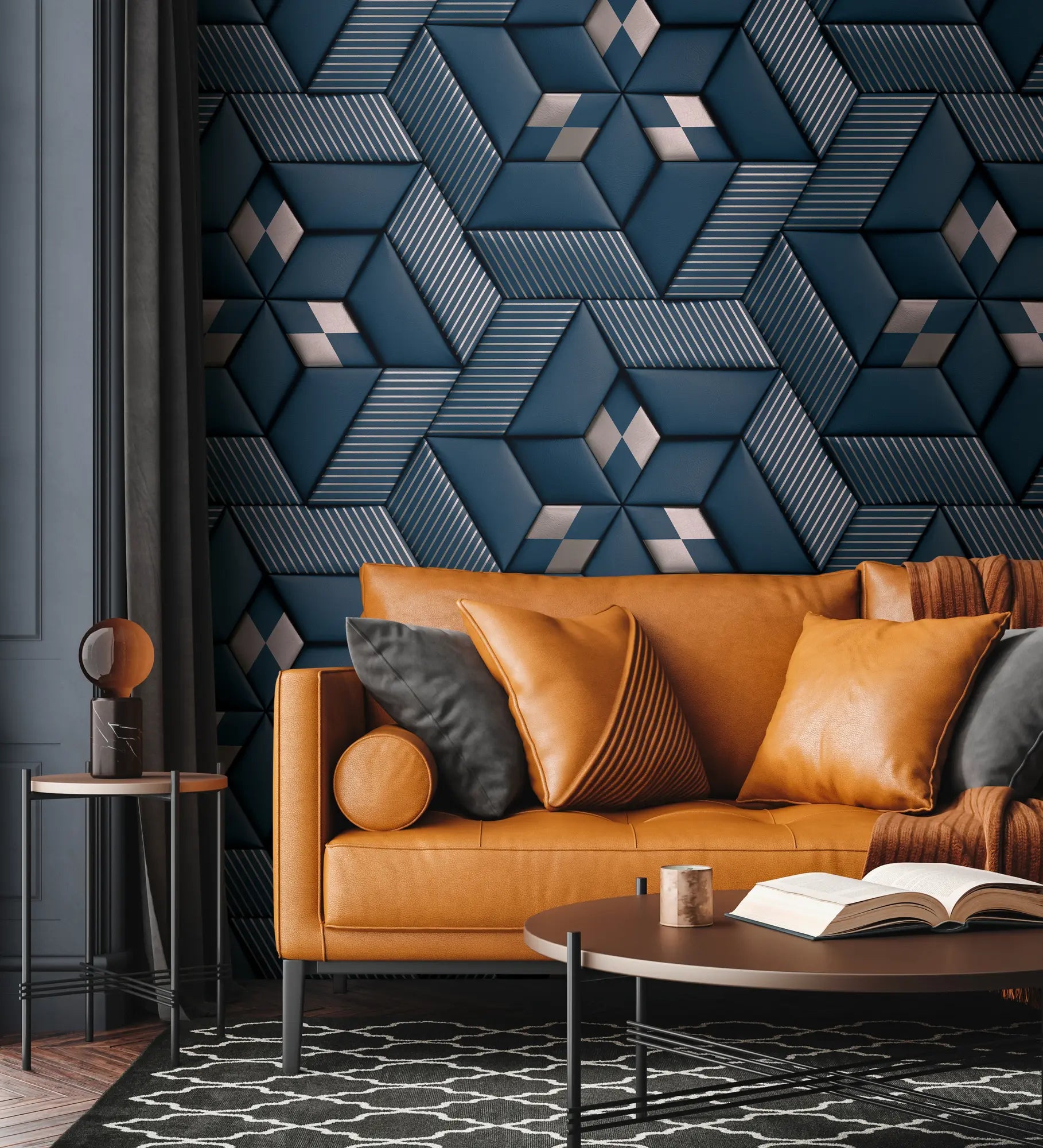 Stue med Geometric Whirl - Midnight tapet, der har geometrisk mønster, bag en brun lædersofa